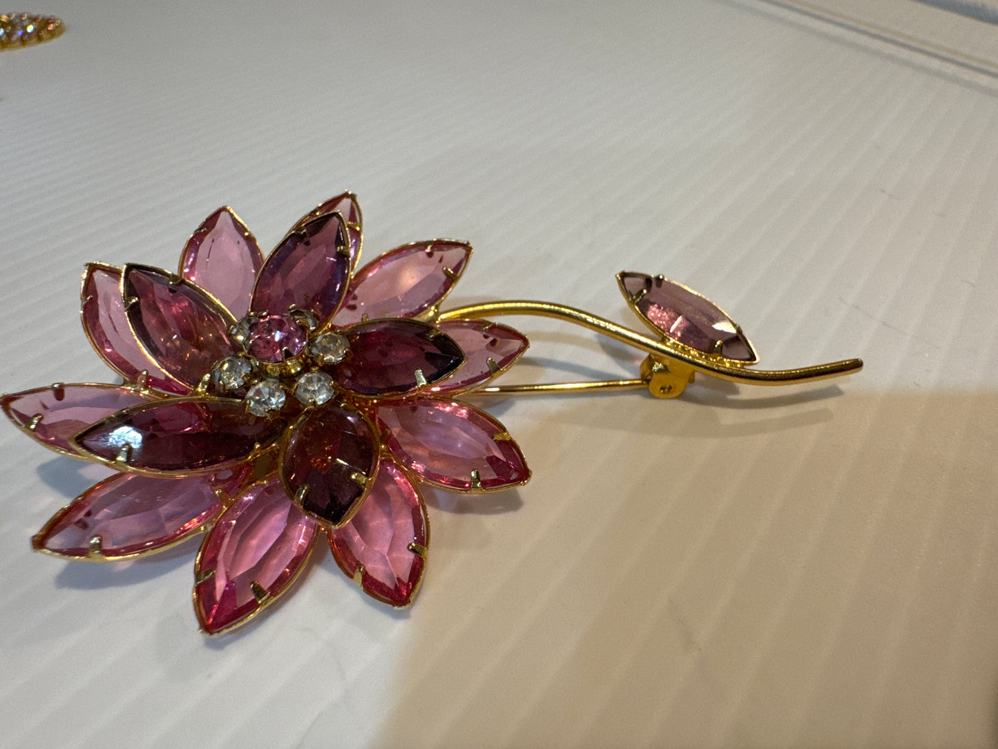 Beautiful vintage, pink glass flower brooch