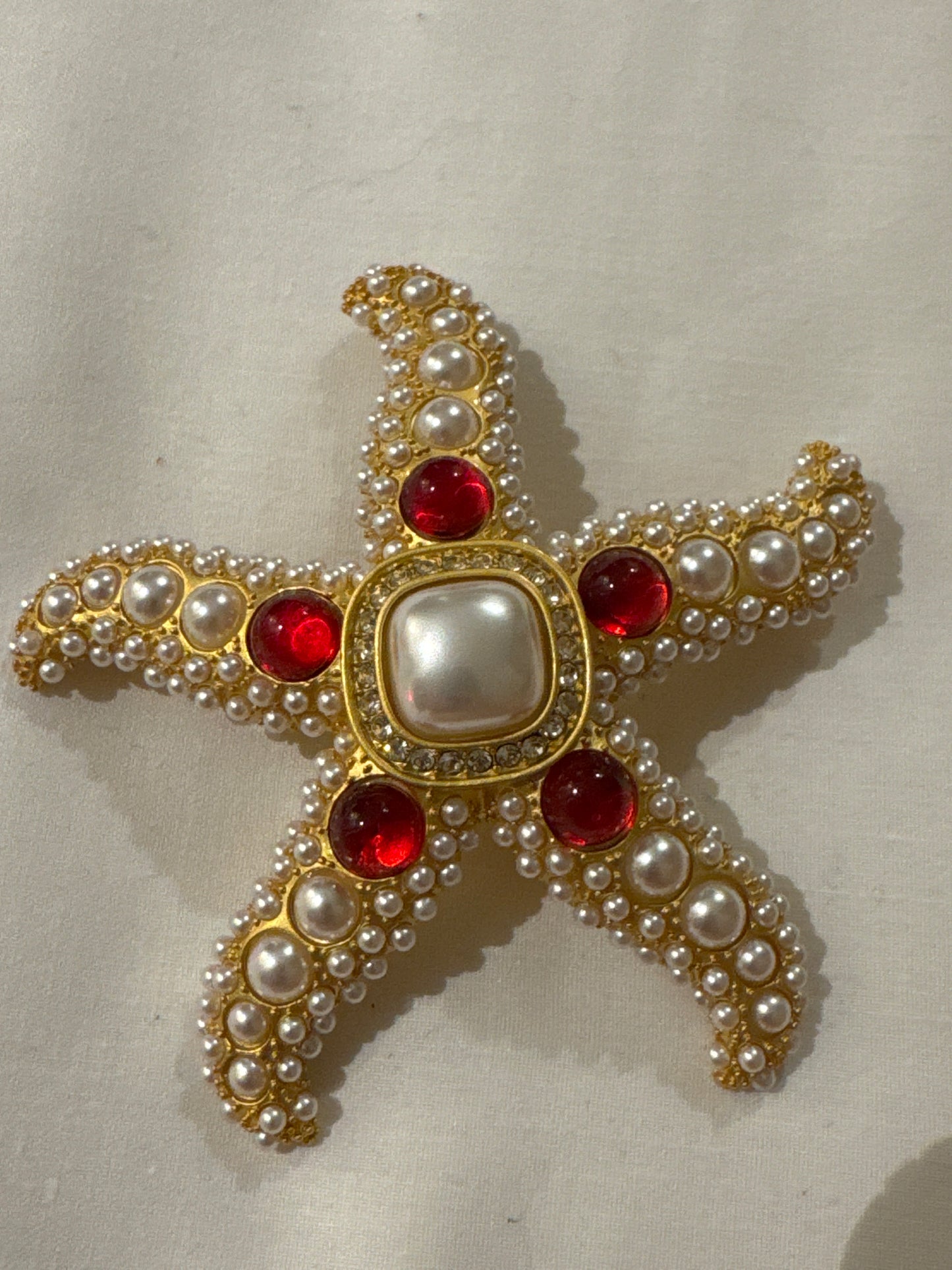 Vintage 1980s gold tone, pearl and rhinestone starfish brooch. Sourced in Paris.