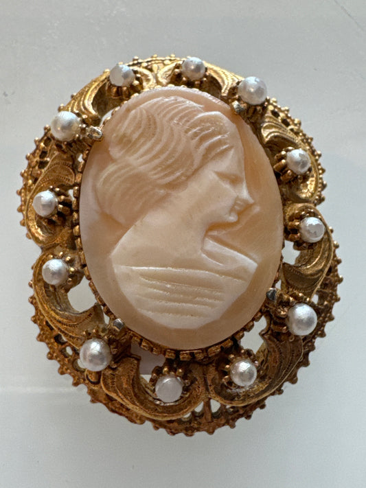 Beautiful signed Florenza cameo brooch/pendant in gold with pearls featuring a shell cameo