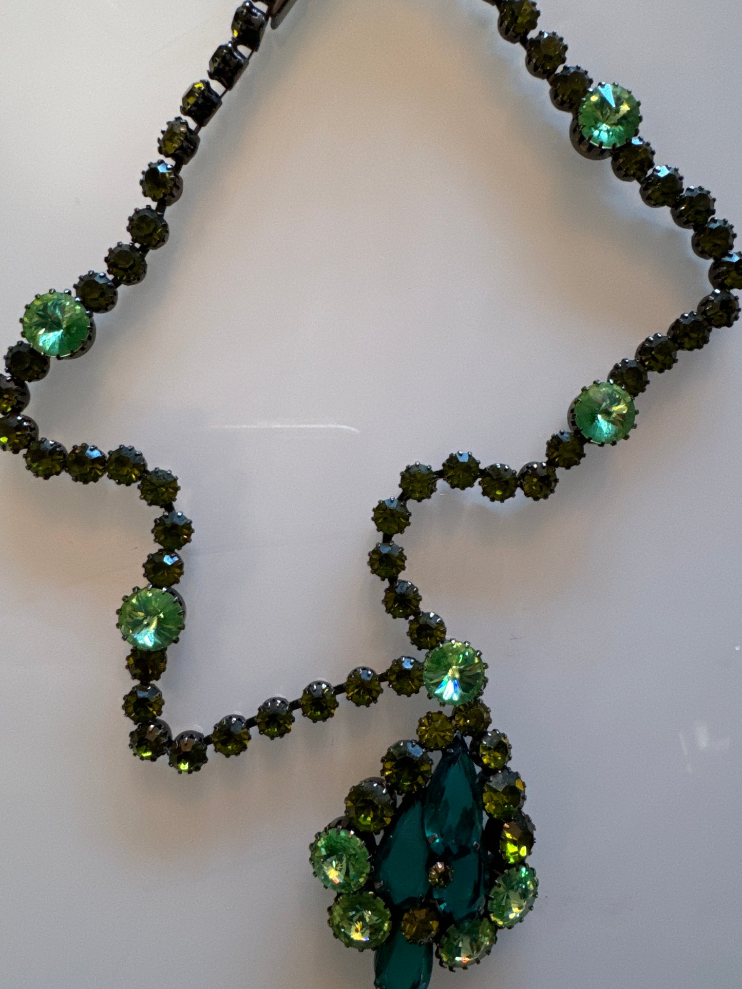 Stunning rhinestone 1950s green adjustable necklace. Oscar worthy!