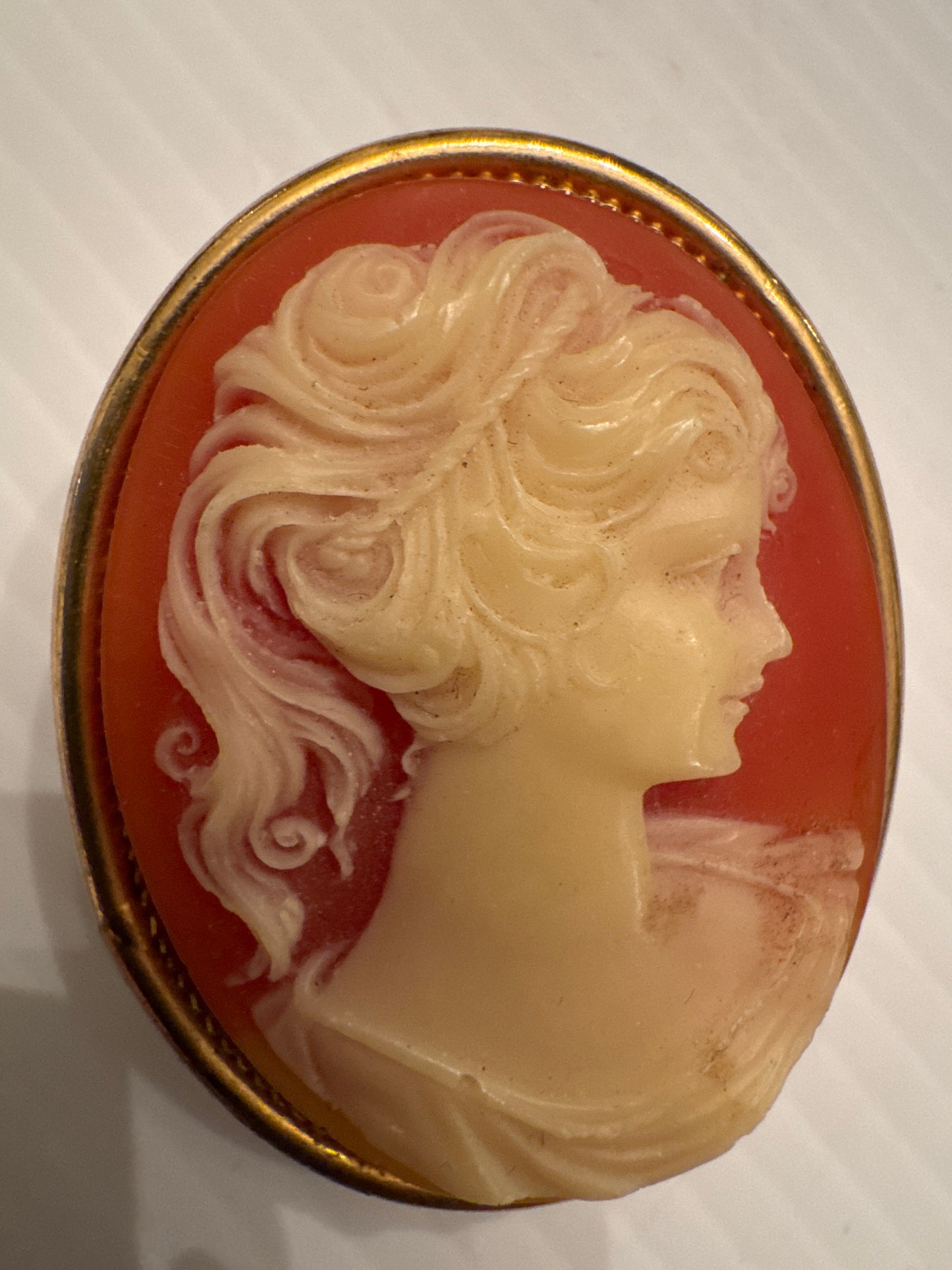 Vintage cameo brooch/pendant with secret compartment inside