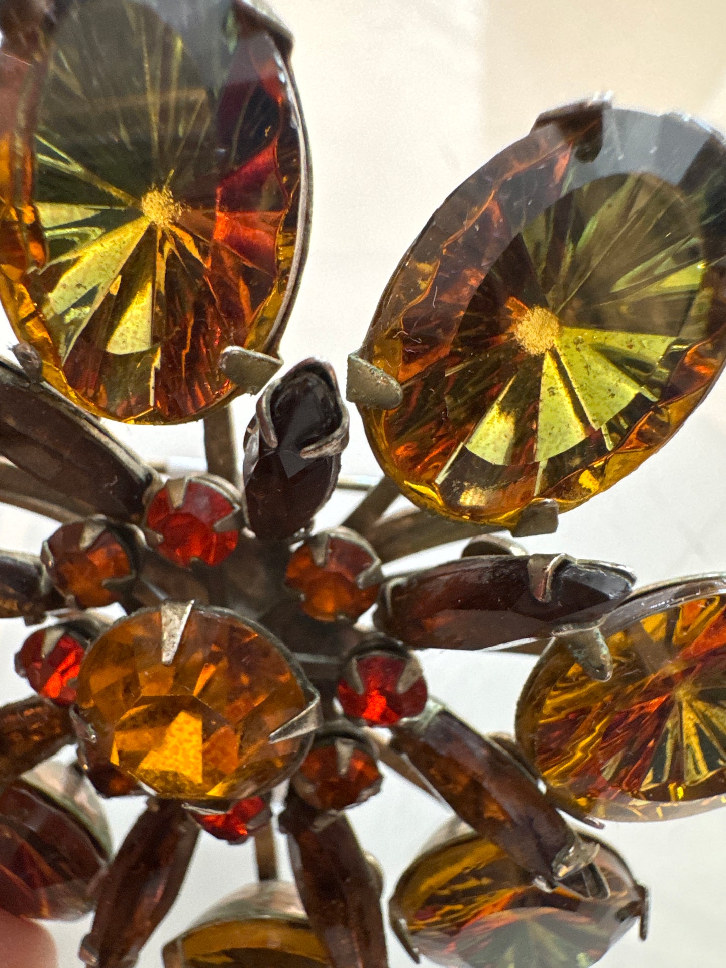 Stunning 1940s flower brooch with olive watermelon stones