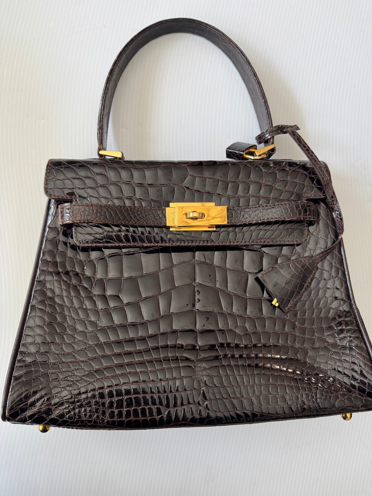 Vintage dark brown authentic alligator bag by OLOP. Beautiful condition from the 1980s. comes with a Crossbody strap.