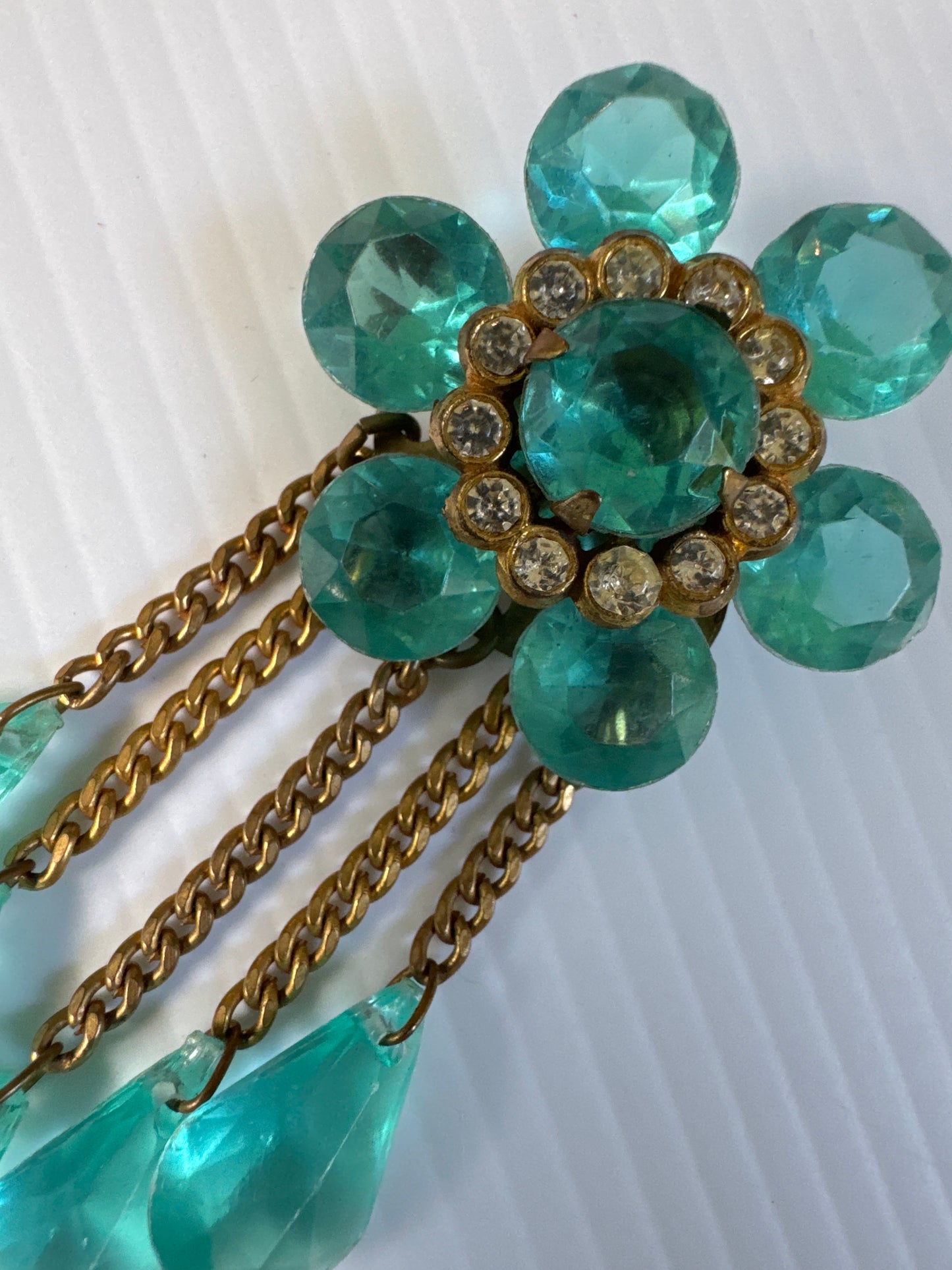Beautiful 1940s turquoise lucite flower brooch with dangling to teardrops