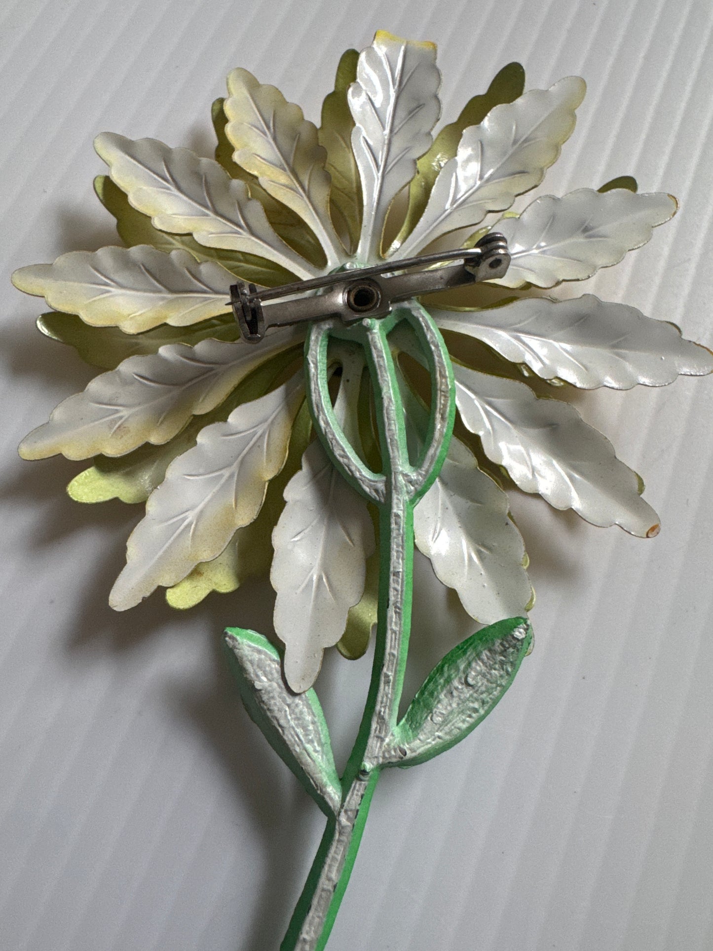 1960s happy daisy jumbo brooch