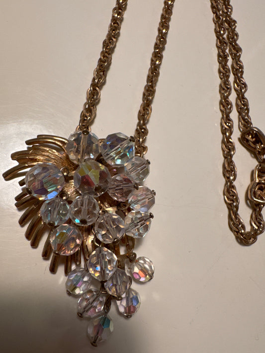 Beautiful 1950s/60s aurora borealis gold tone pendant necklace. Summer