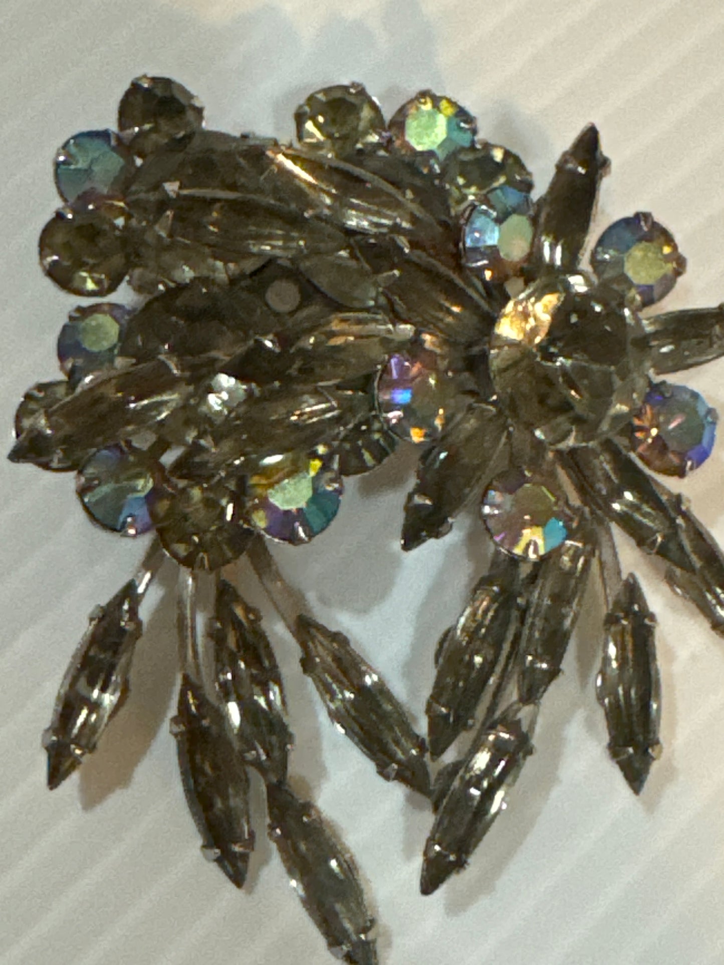 Beautiful 1940s rhinestone brooch