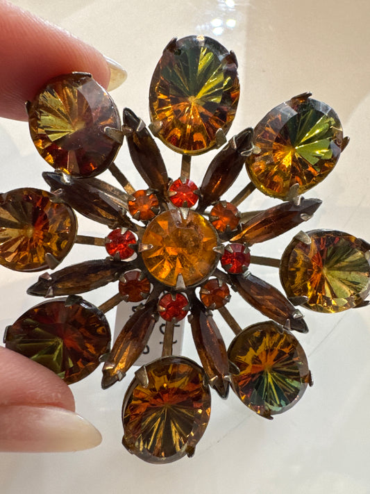 Stunning 1940s flower brooch with olive watermelon stones