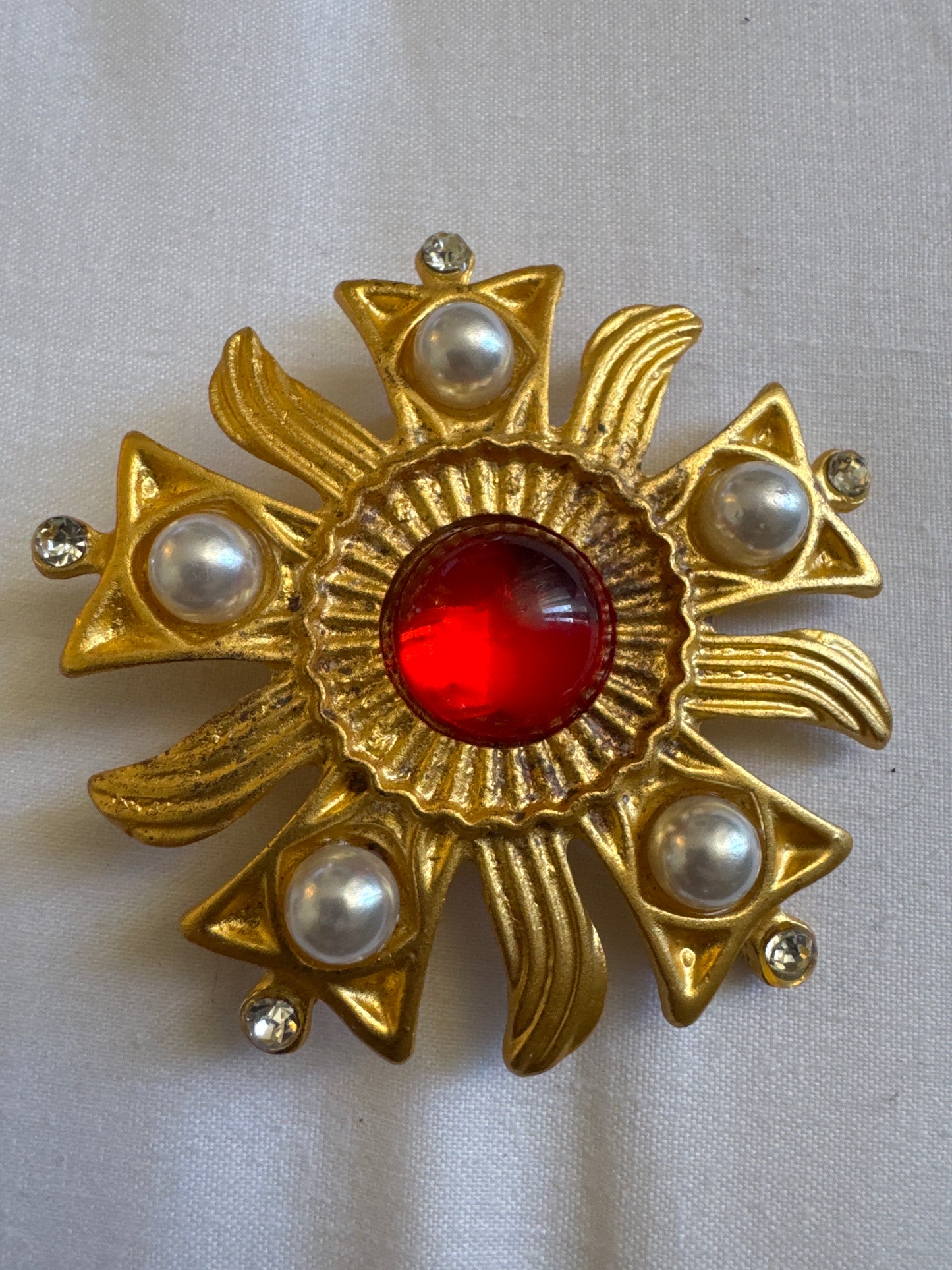 Beautiful 1980s vintage brooch in gold tone with rhinestones and pearls. Sourced in Paris.