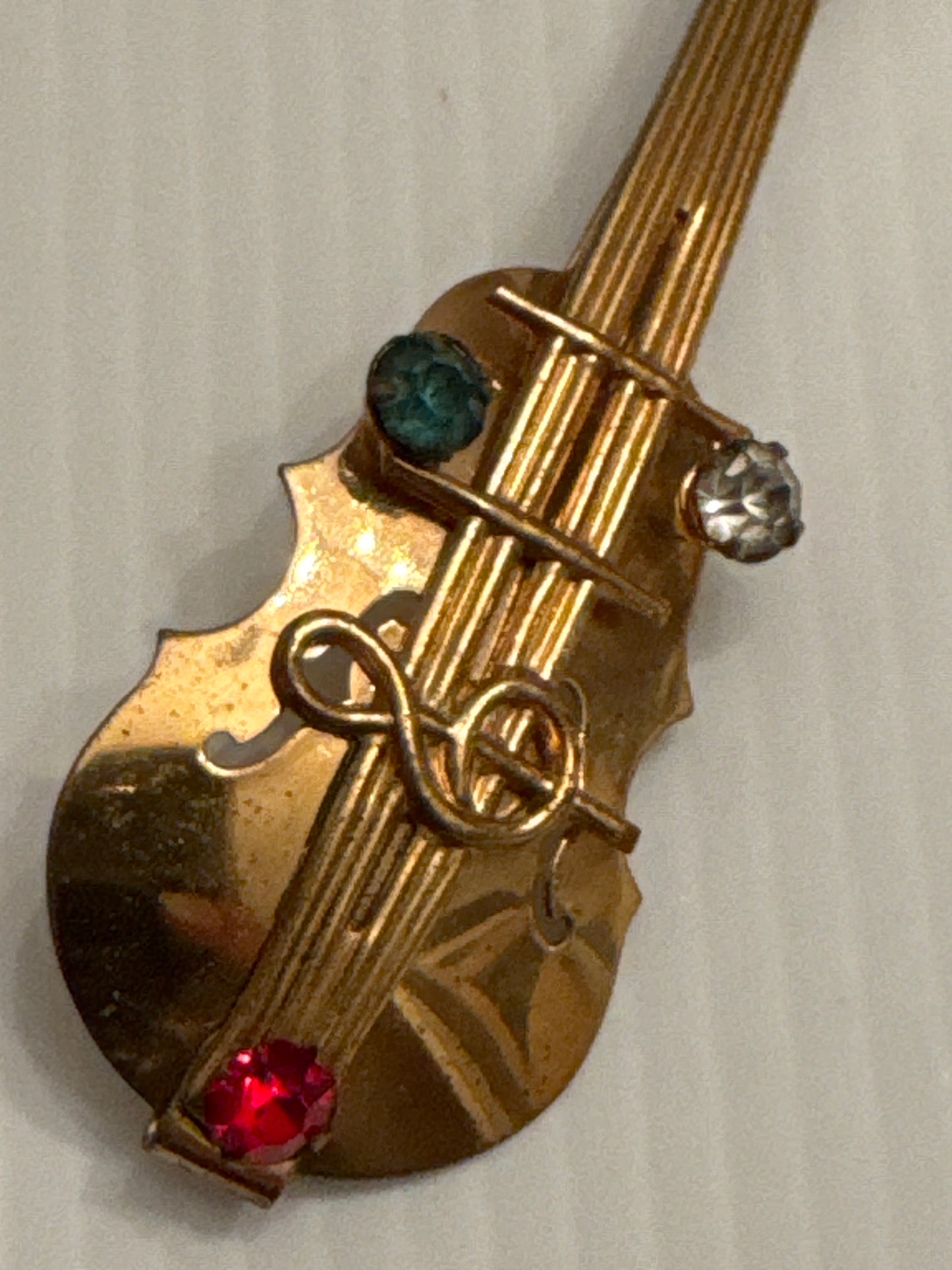 1940s vintage guitar/violin ? brooch in gold tone with rhinestones
