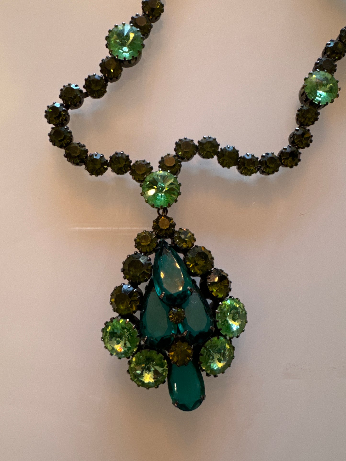 Stunning rhinestone 1950s green adjustable necklace. Oscar worthy!