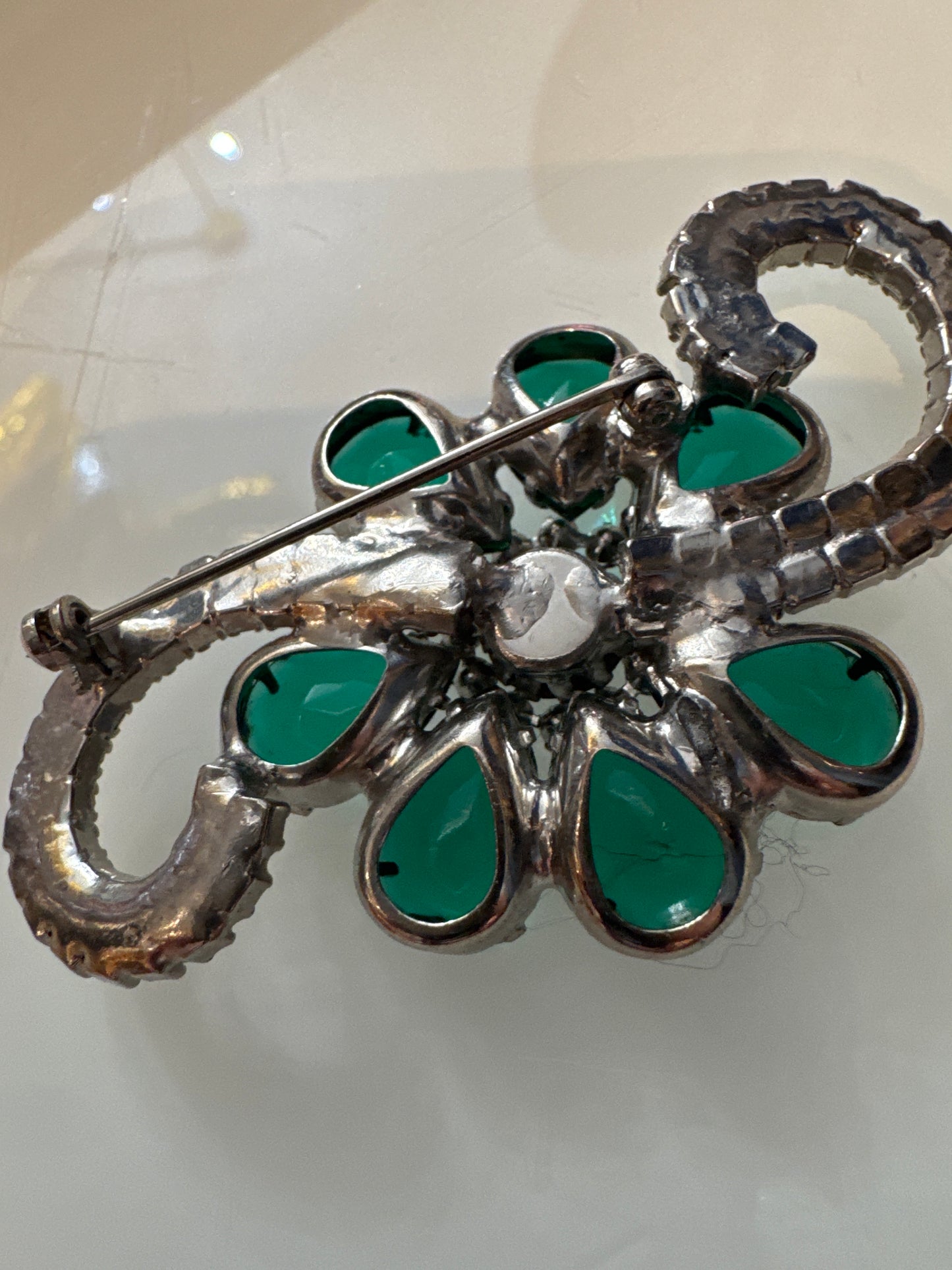 Beautiful 1940s swirl rhinestone brooch with emerald green colored rhinestones