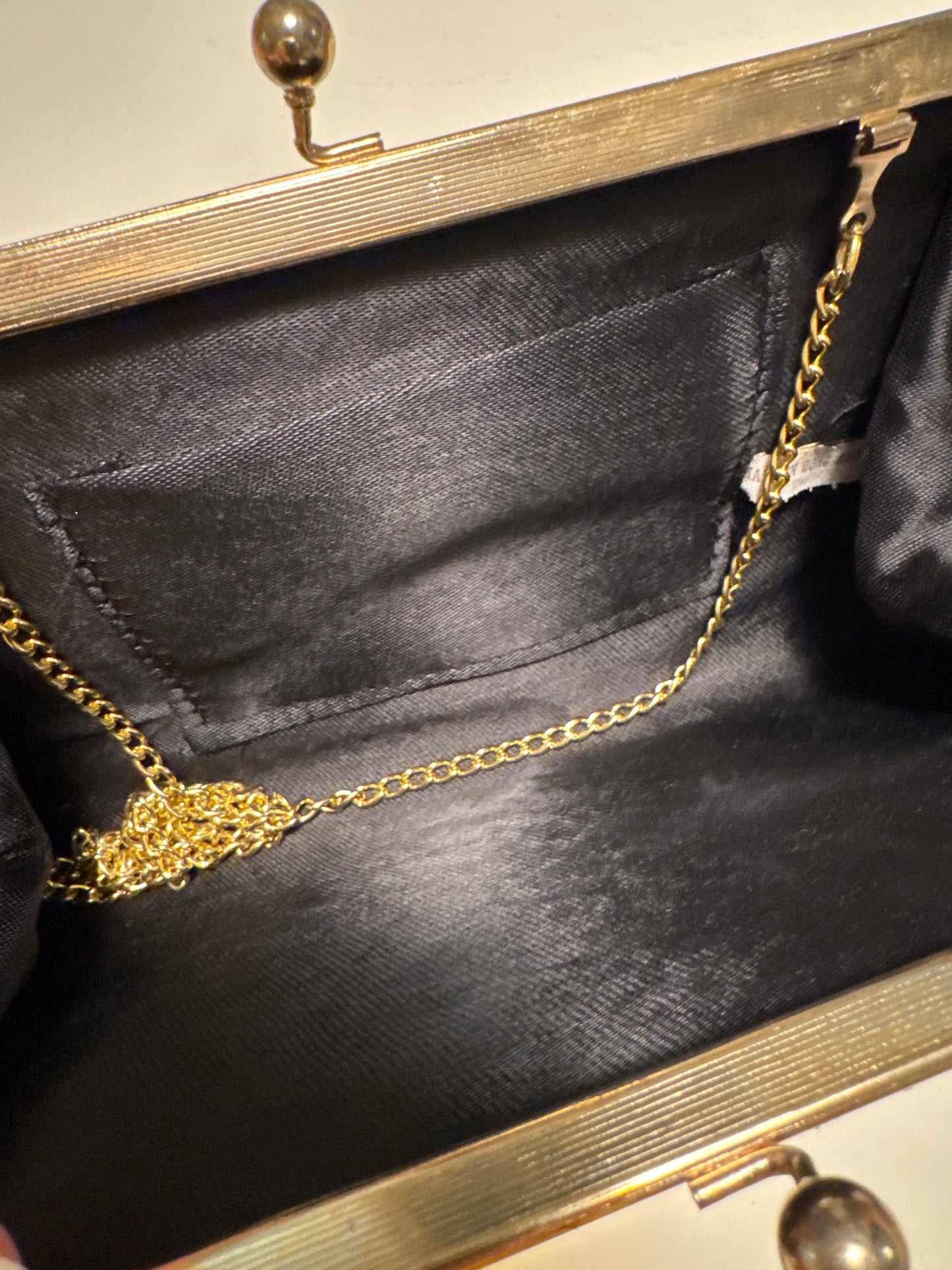 1950s gold and black kiss lock clutch. Comes with the optional shoulder strap. Summer