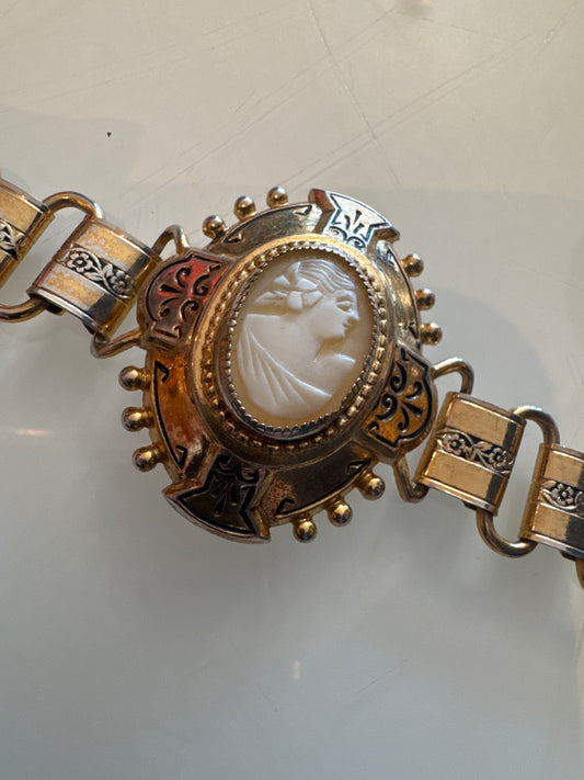 Gorgeous, vintage gold tone, cameo link bracelet