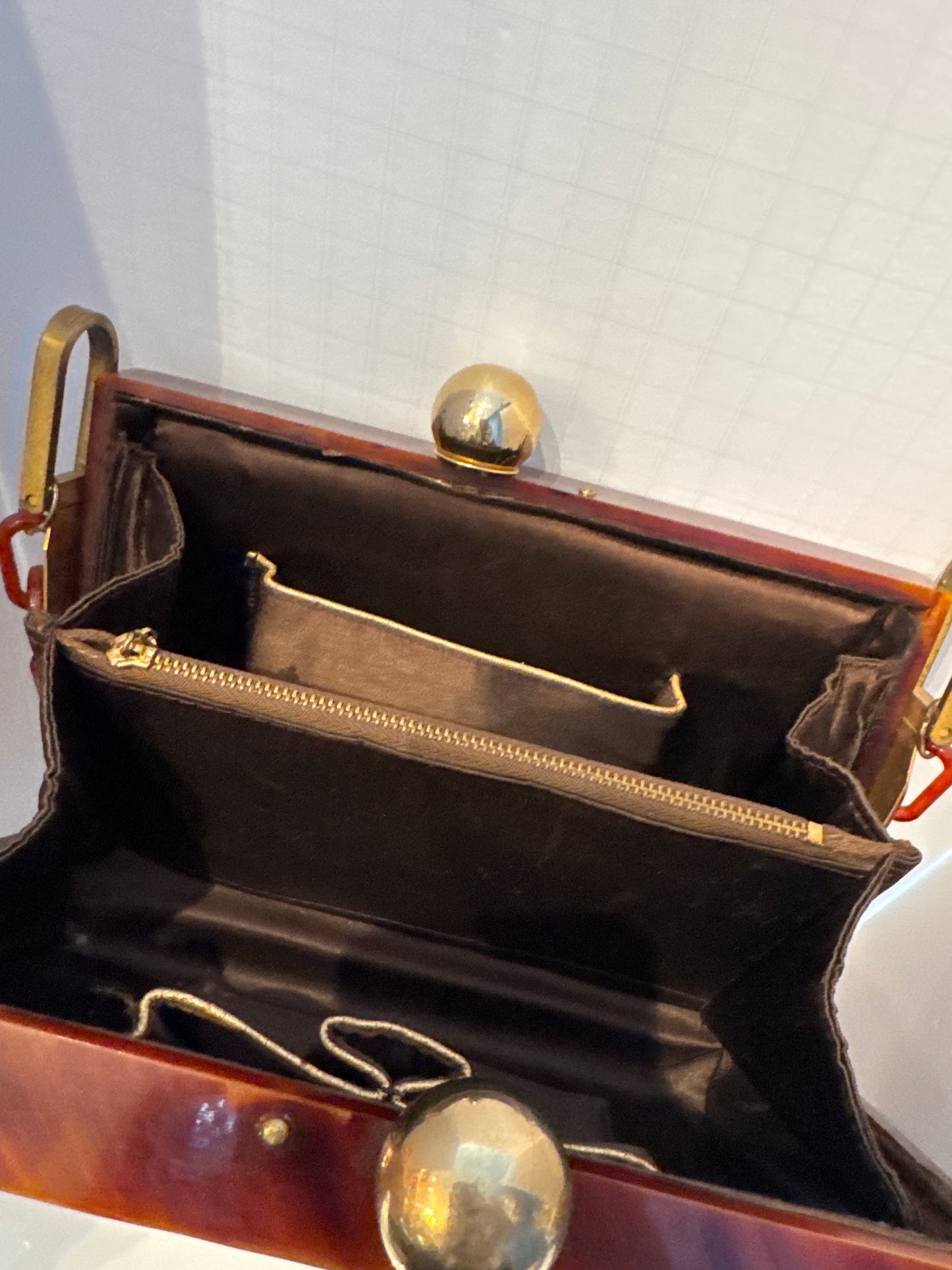 absolutely incredible 1940s vintage handbag with jumbo kiss lock bakelite frame and chain and beautiful interior. Mint condition.