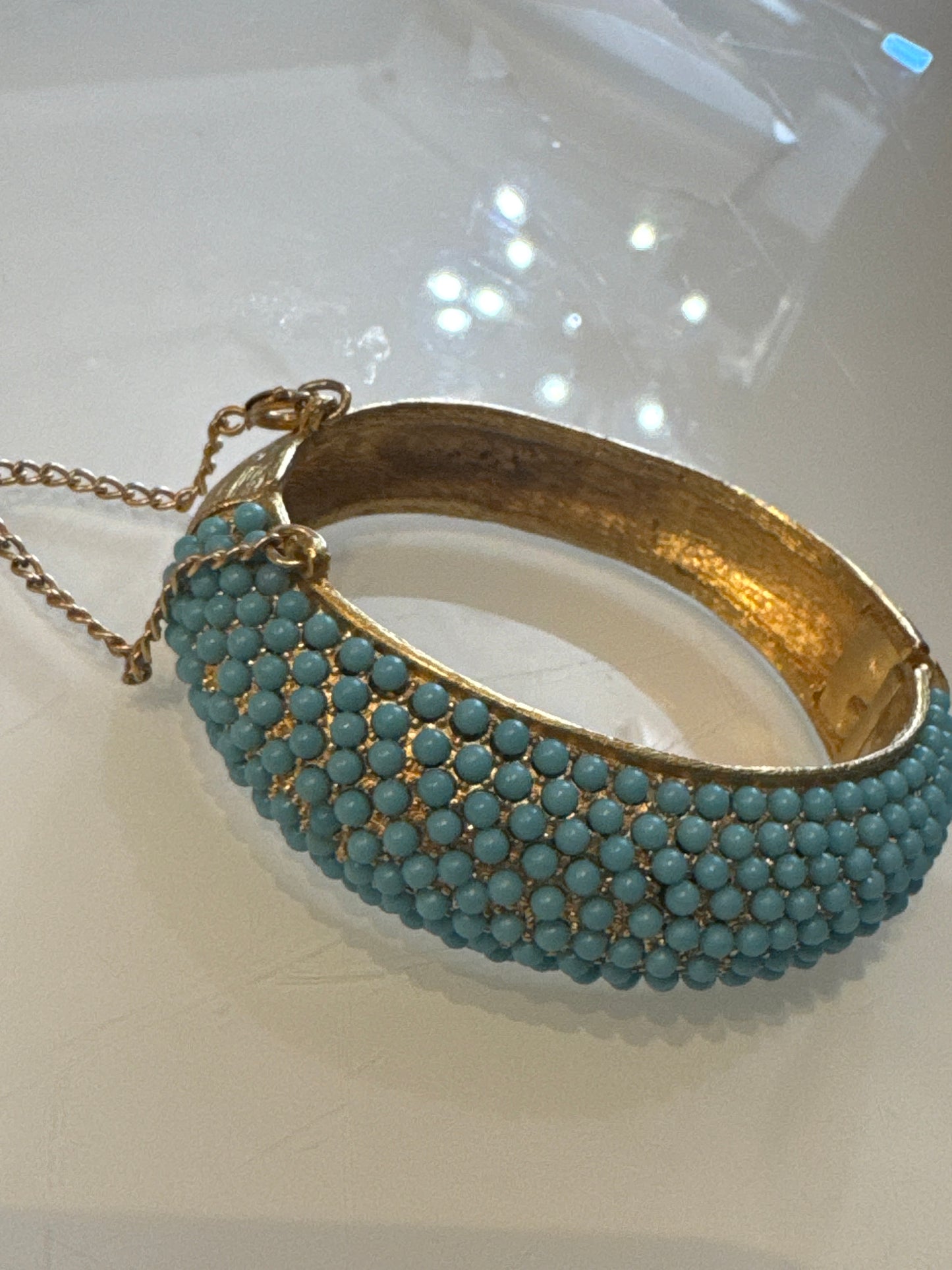Beautiful 1960s cocktail clamper bracelet in gold tone with faux turquoise stones