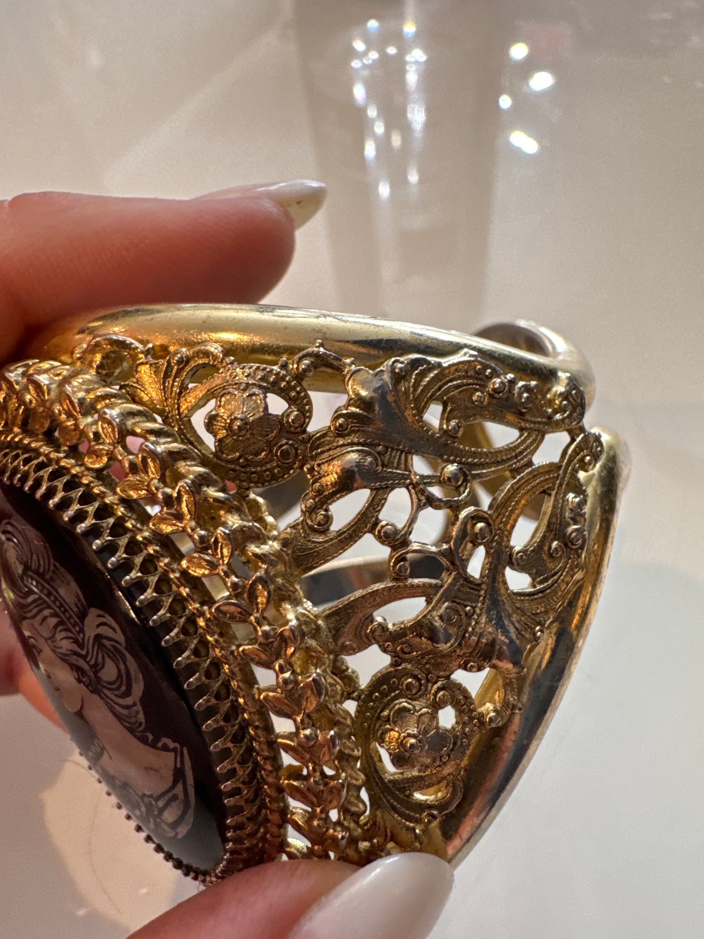 1950s stunning, gold tone confetti cameo clamper bracelet