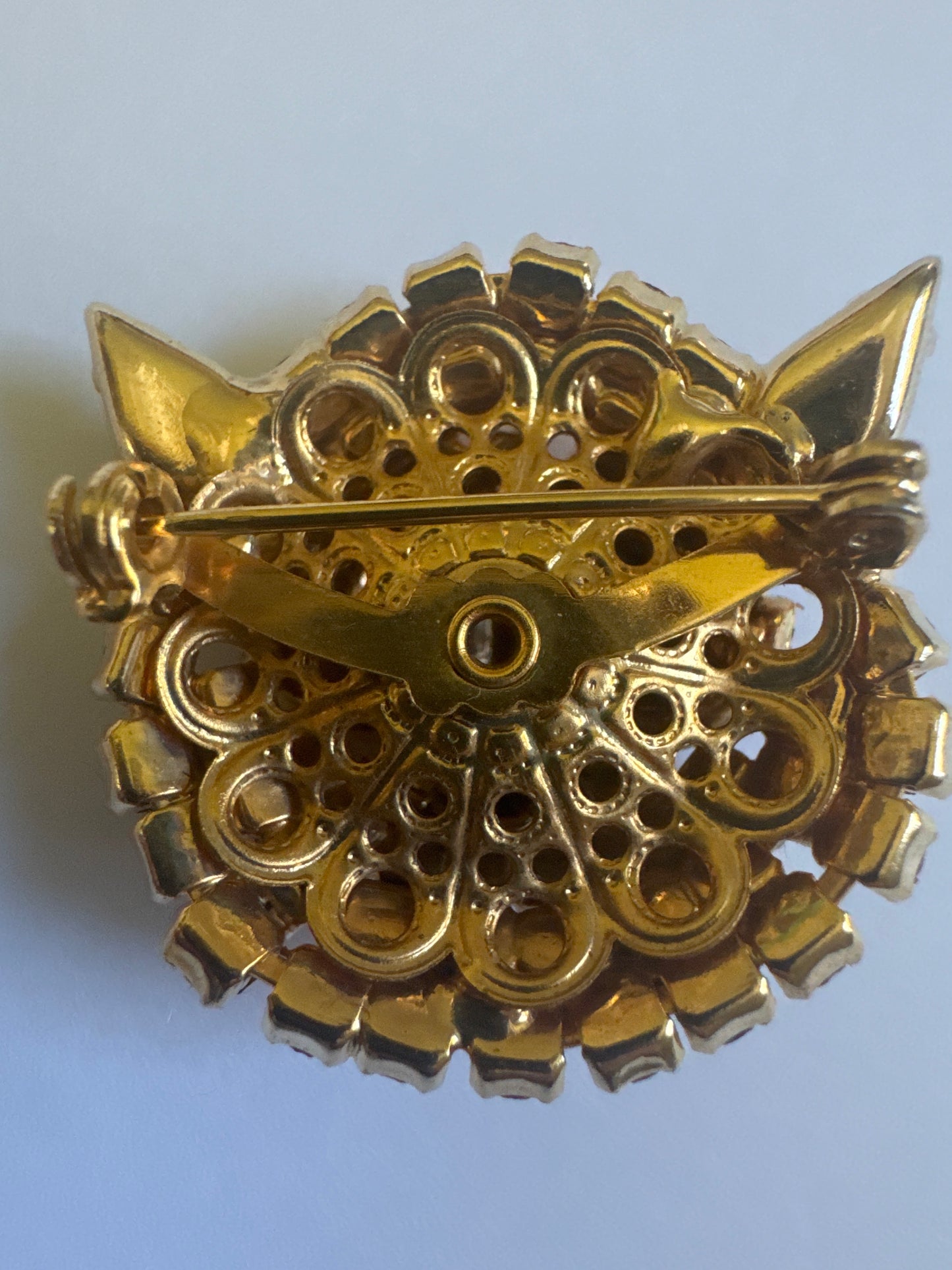 1950s kitty cat rhinestone brooch with green and red stones