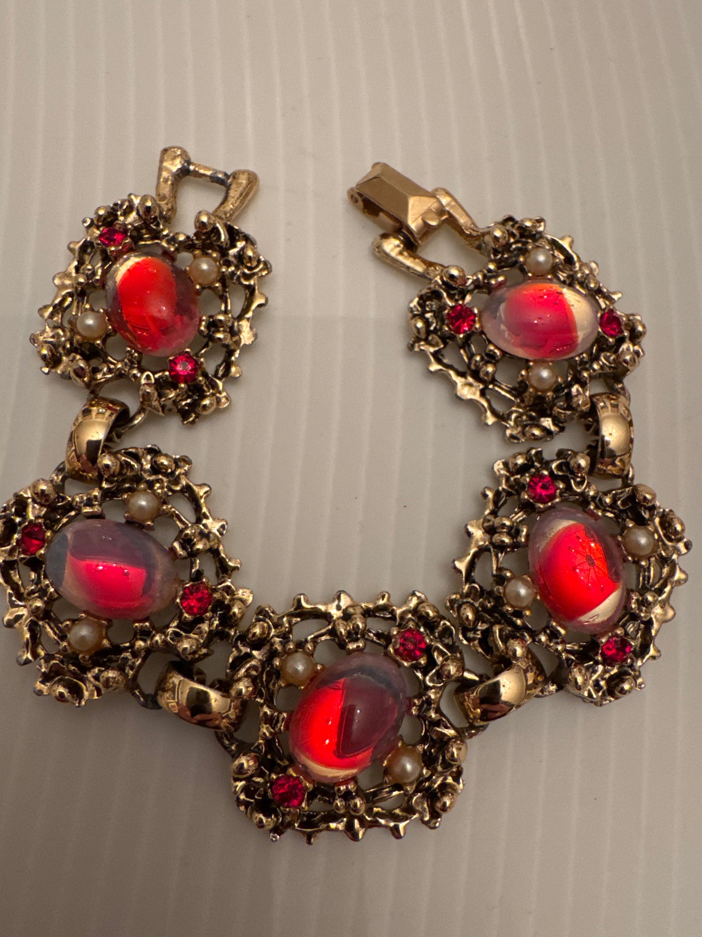 Beautiful 1950s gold tone signed Sarah Coventry bracelet with red cabachon on stones, red rhinestones and pearls