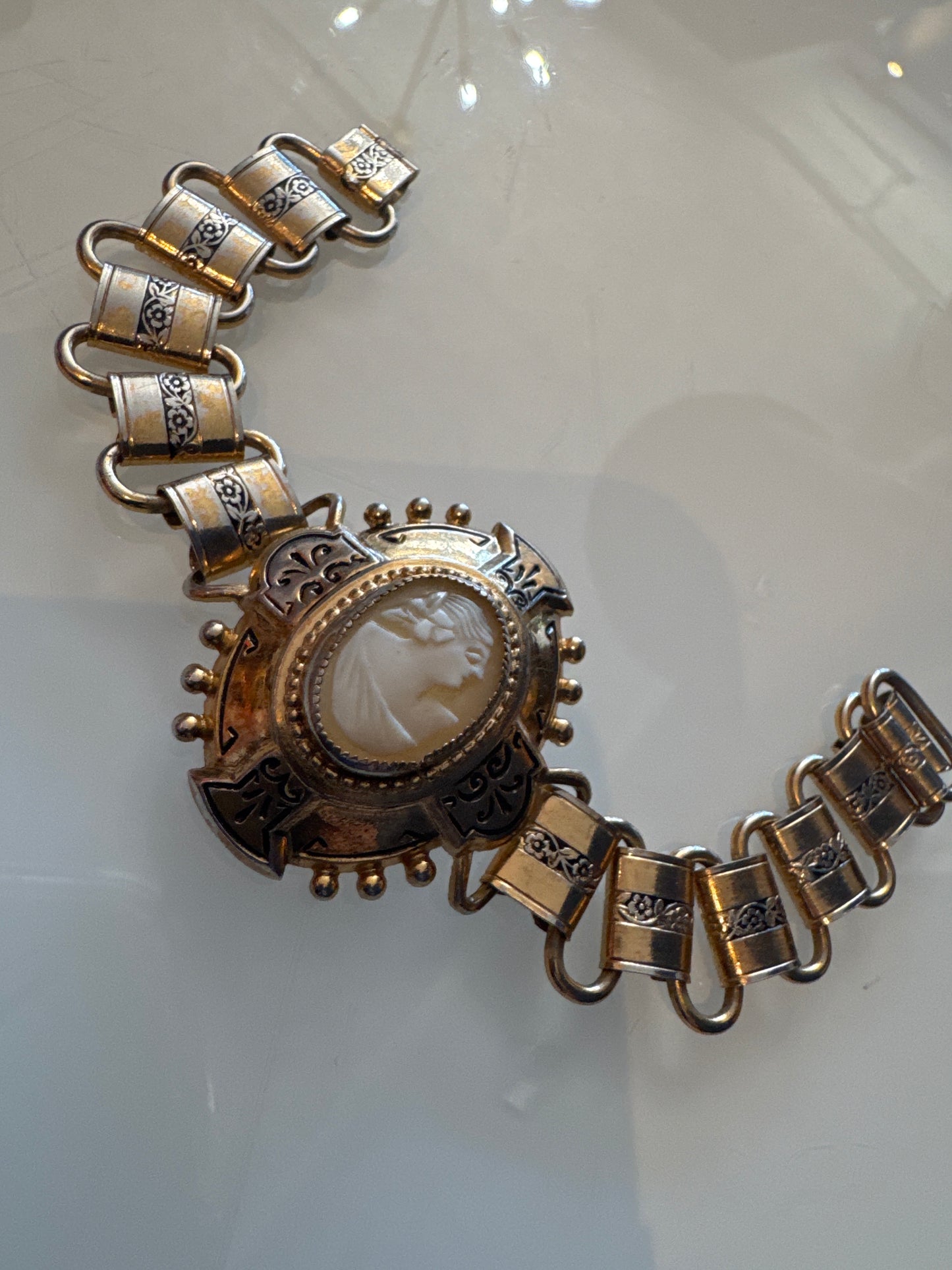 Gorgeous, vintage gold tone, cameo link bracelet
