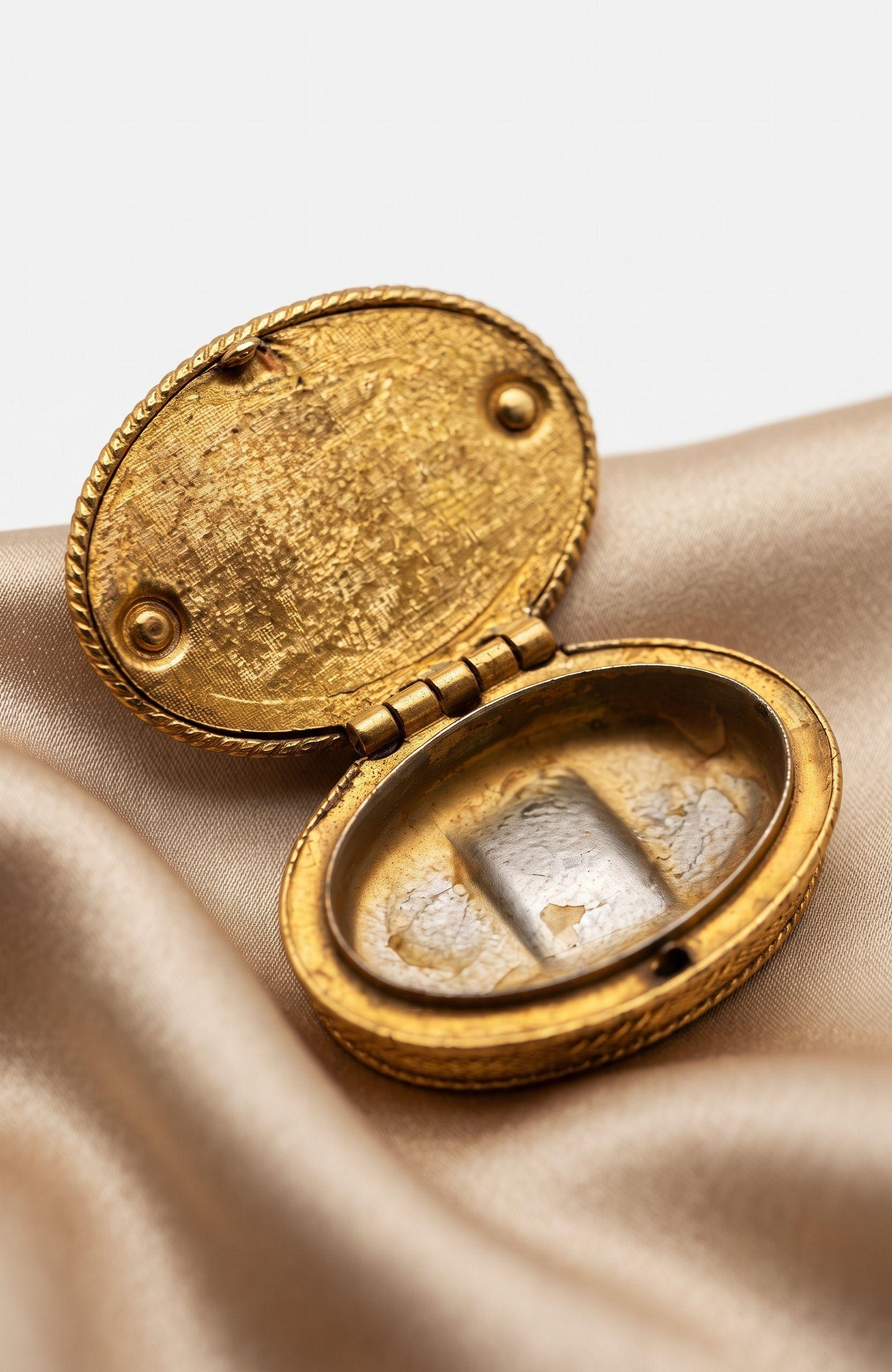 1970s Avon gold tone and pearl "poison" ring
