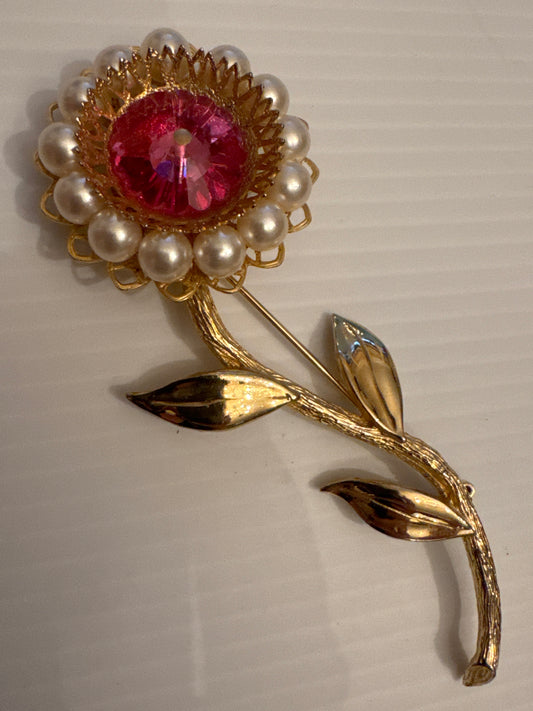 Beautiful vintage 1950s flower brooch with pearl petals