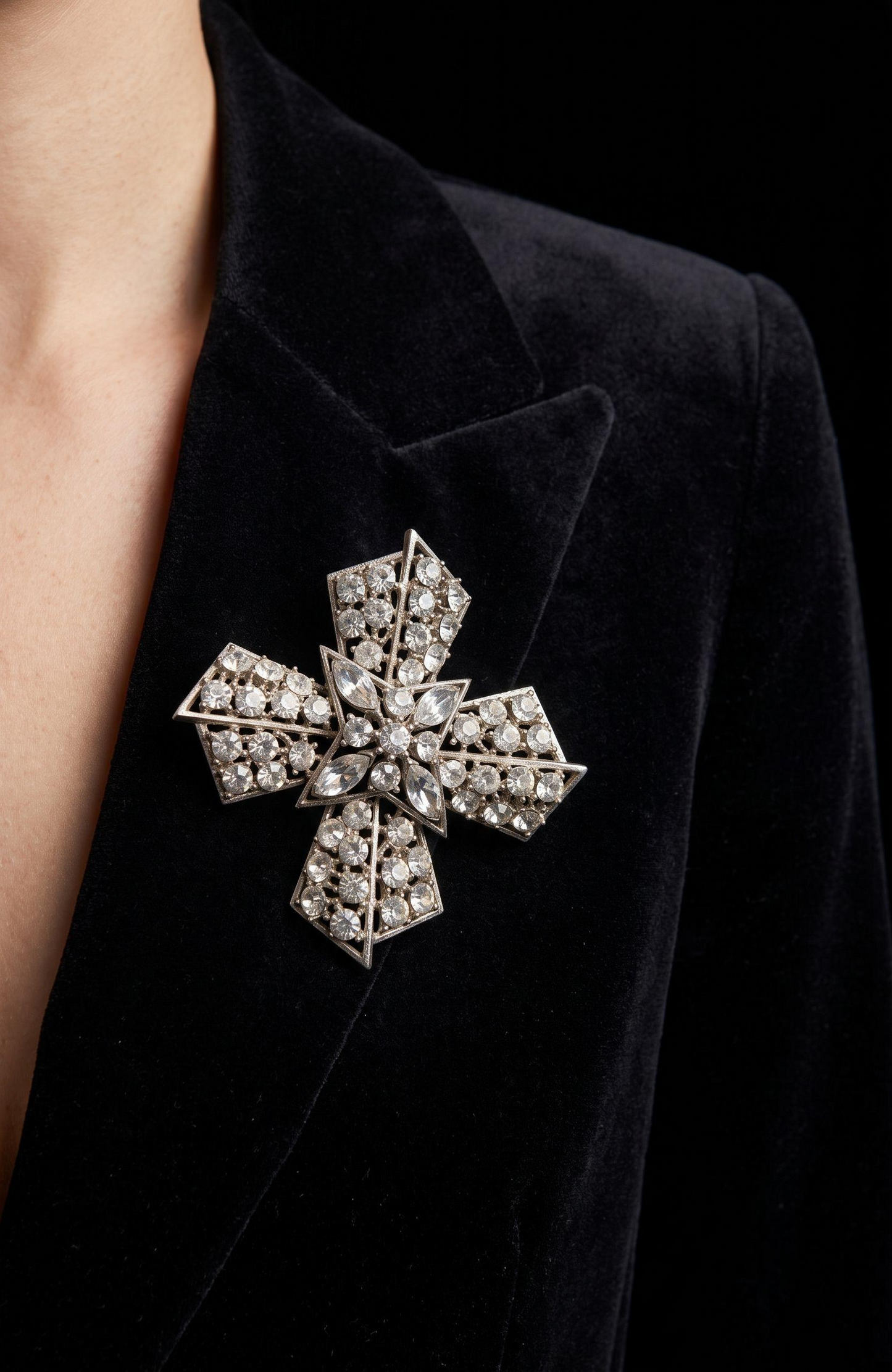 Beautiful 1950s maltese cross rhinestone brooch