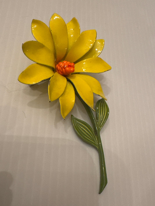 Charming 1970s signed Daisy flower enamel brooch
