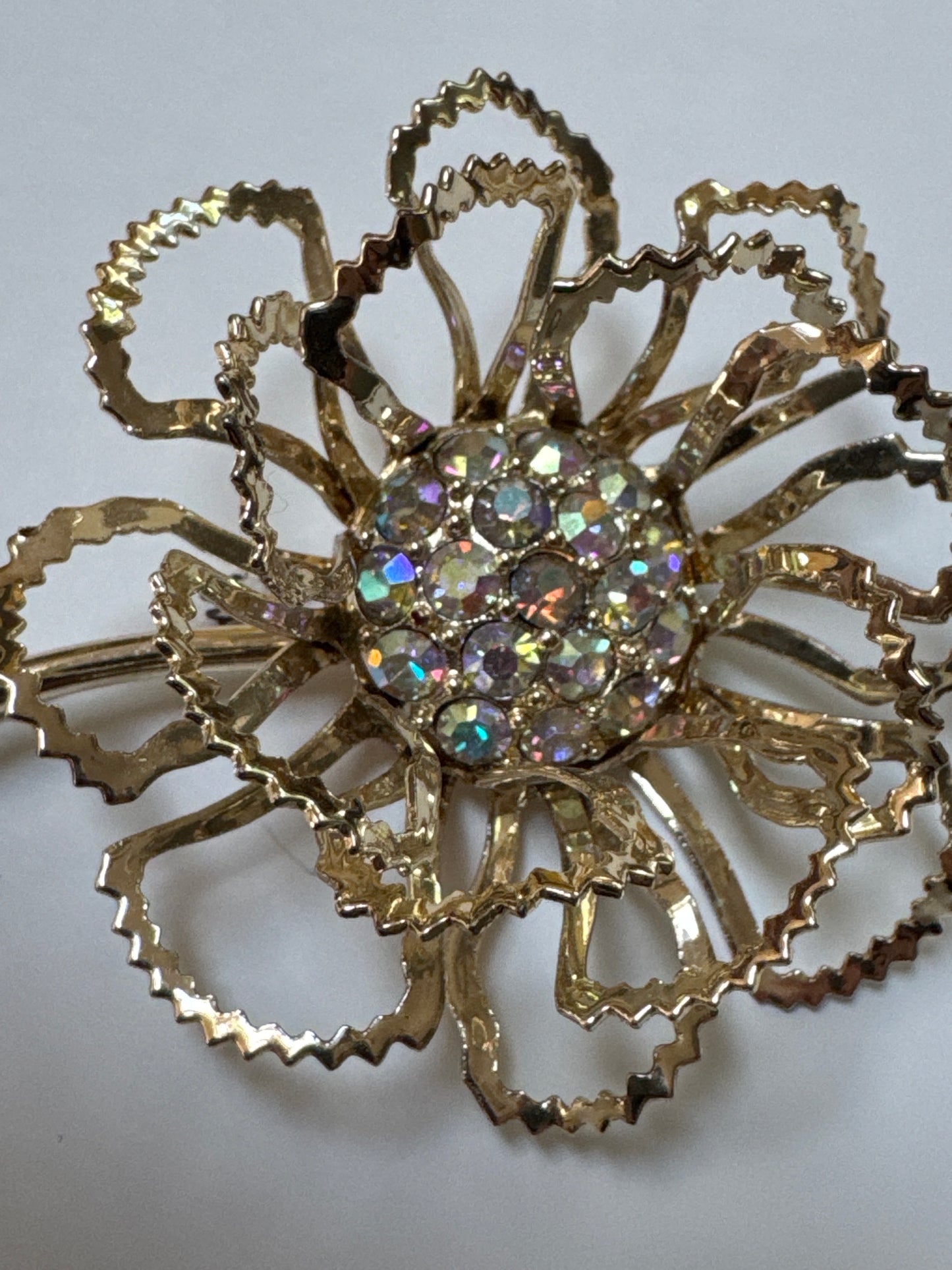 Beautiful signed Sarah Coventry rose gold one jumbo flower brooch with rhinestone center