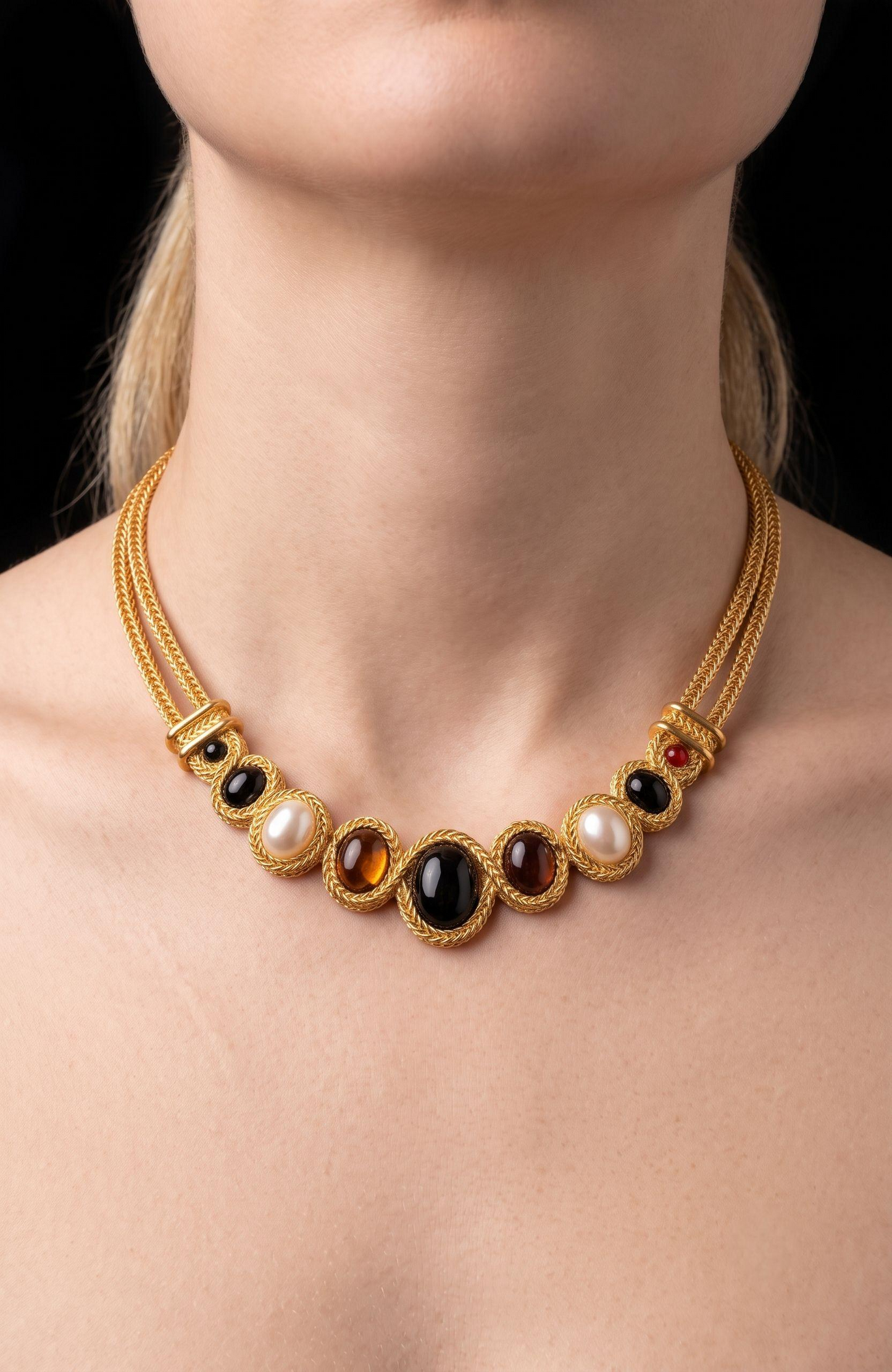 MONET necklace from the early 1980s in gold tone with amber-colored stones.