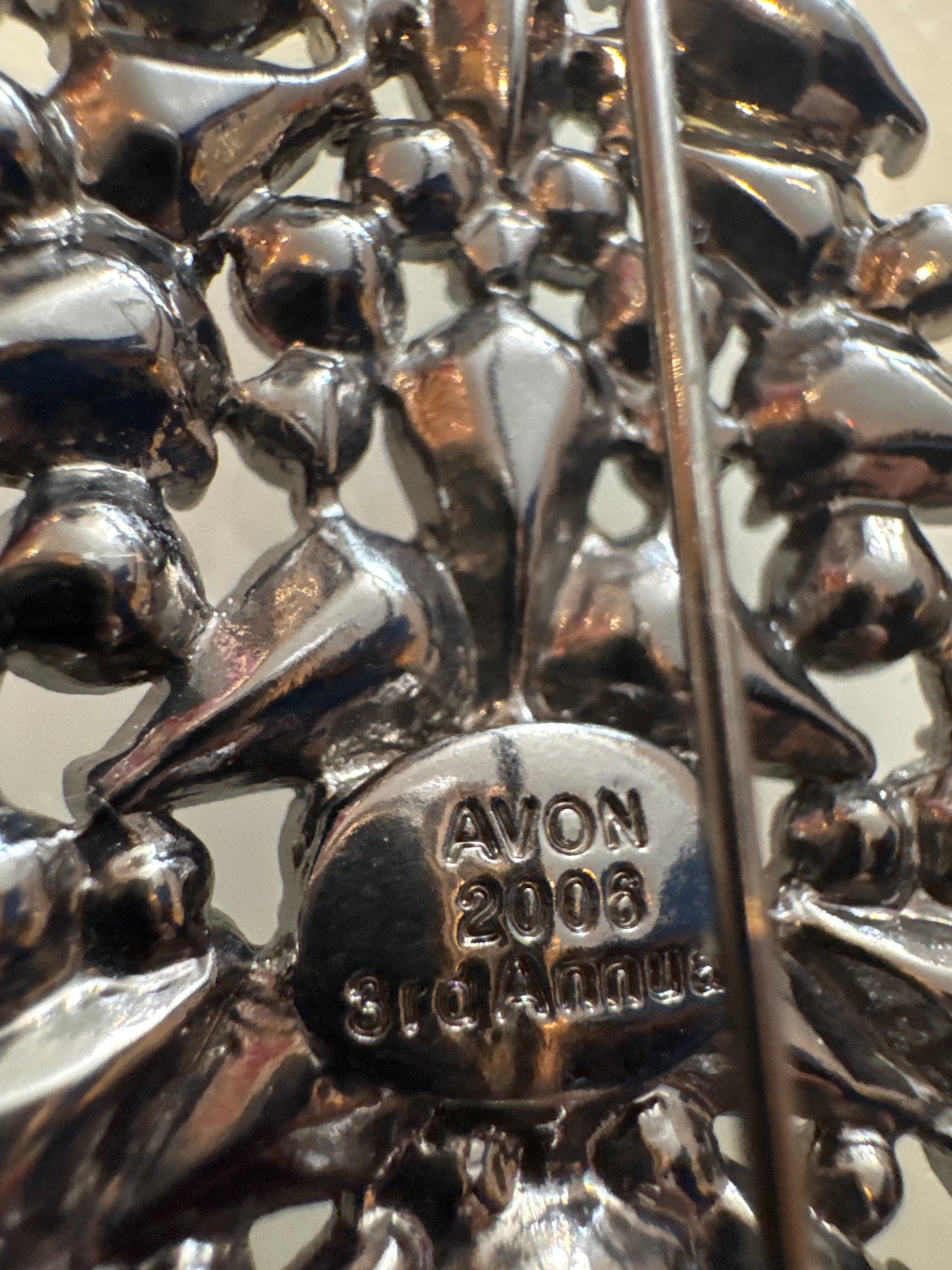 Beautiful signed 2006 Avon rhinestone Christmas tree brooch