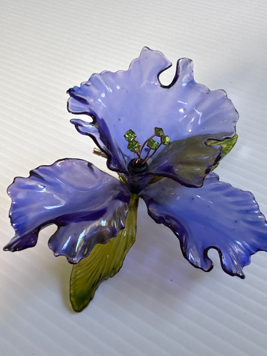 absolutely stunning, RARE 3D 1940s lucite iris  brooch with rhinestones