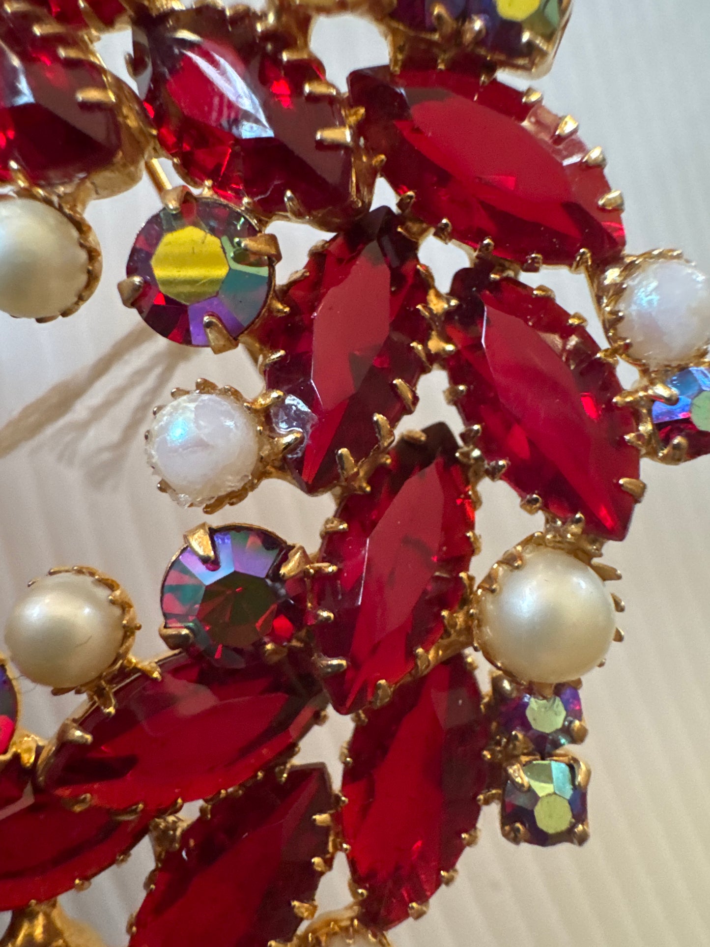 Vintage red Juliana circular brooch with pearls and watermelon stones