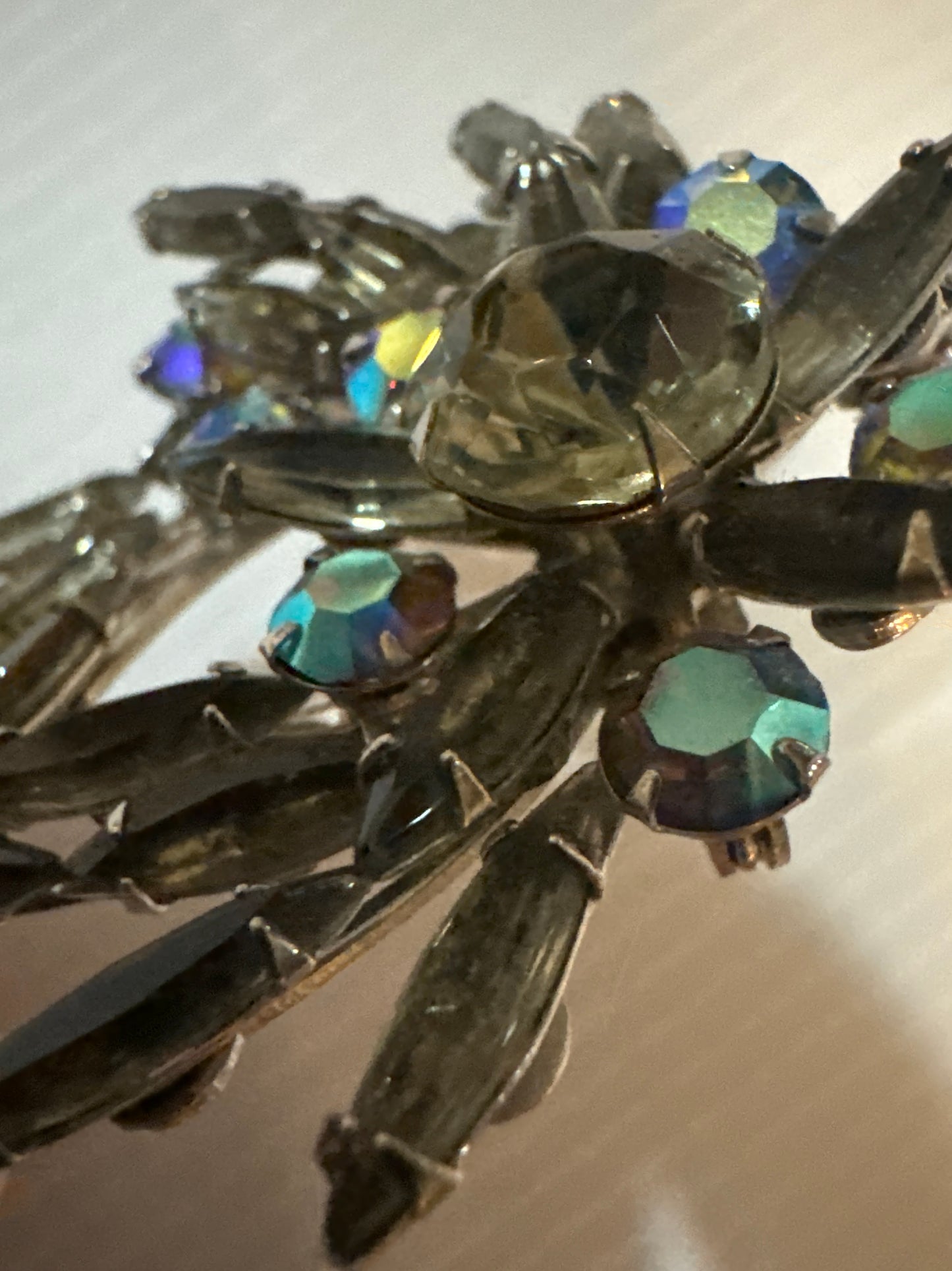 Beautiful 1940s rhinestone brooch