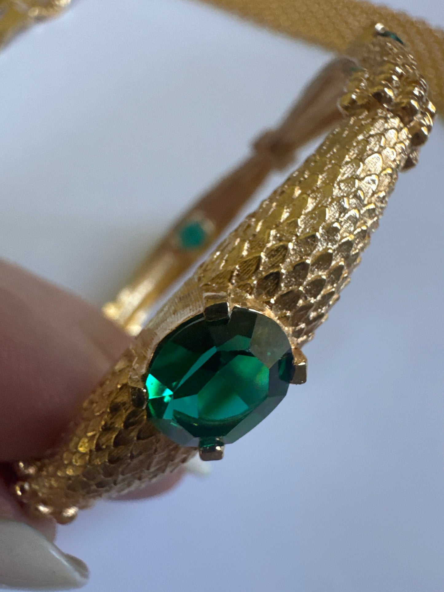 1970s signed NAPIER dragon scale bangle bracelet with emerald green rhinestones