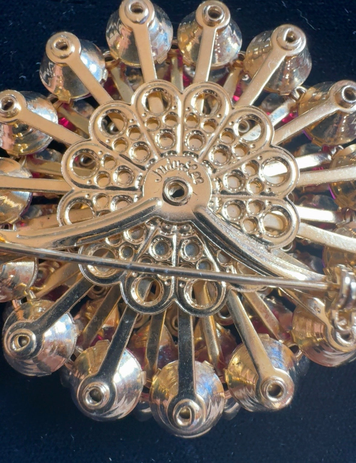 Gorgeous 1940s signed JUDY LEE shades of pink and purple 3-D glass rhinestone brooch
