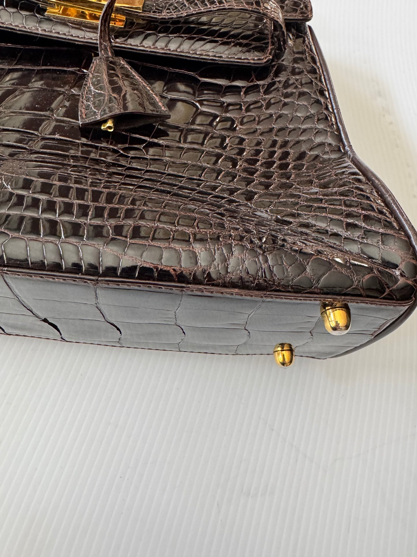 Vintage dark brown authentic alligator bag by OLOP. Beautiful condition from the 1980s. comes with a Crossbody strap.