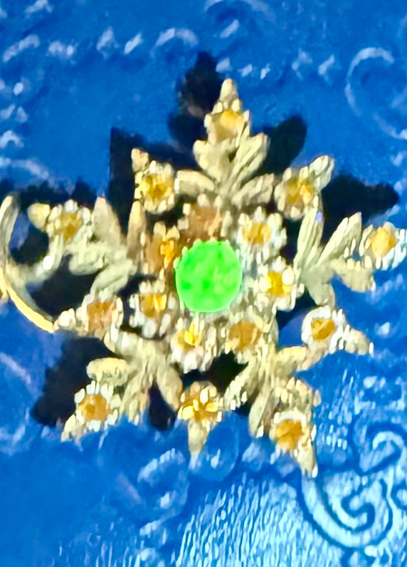 Love this 1940s flower brooch even more once I realized the Centerstone is uranium