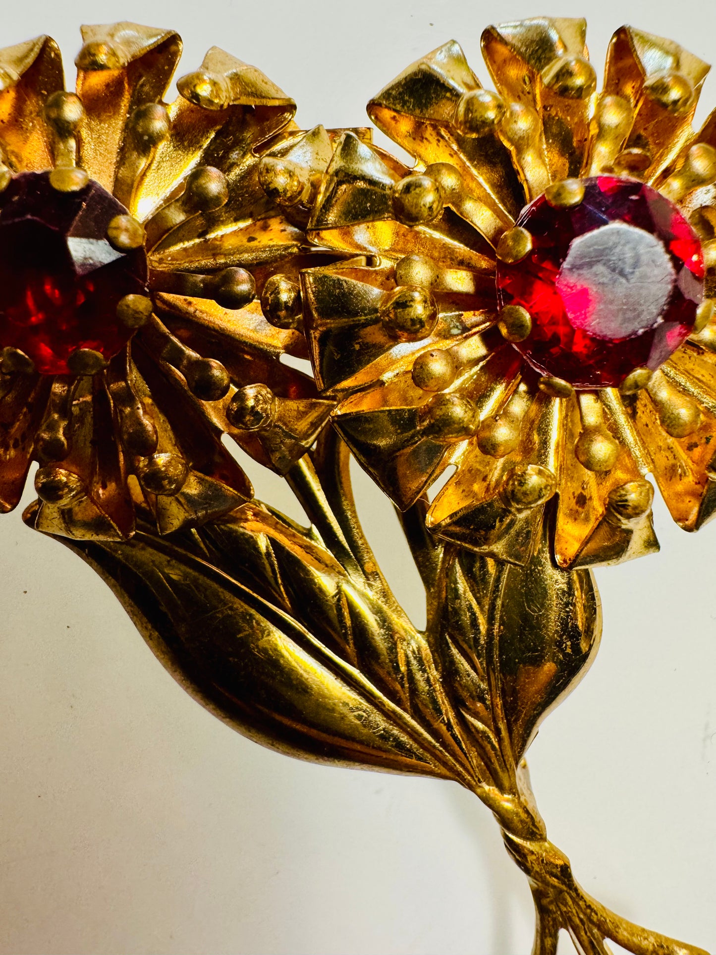 1940s gold tone double flower brooch w red center stone