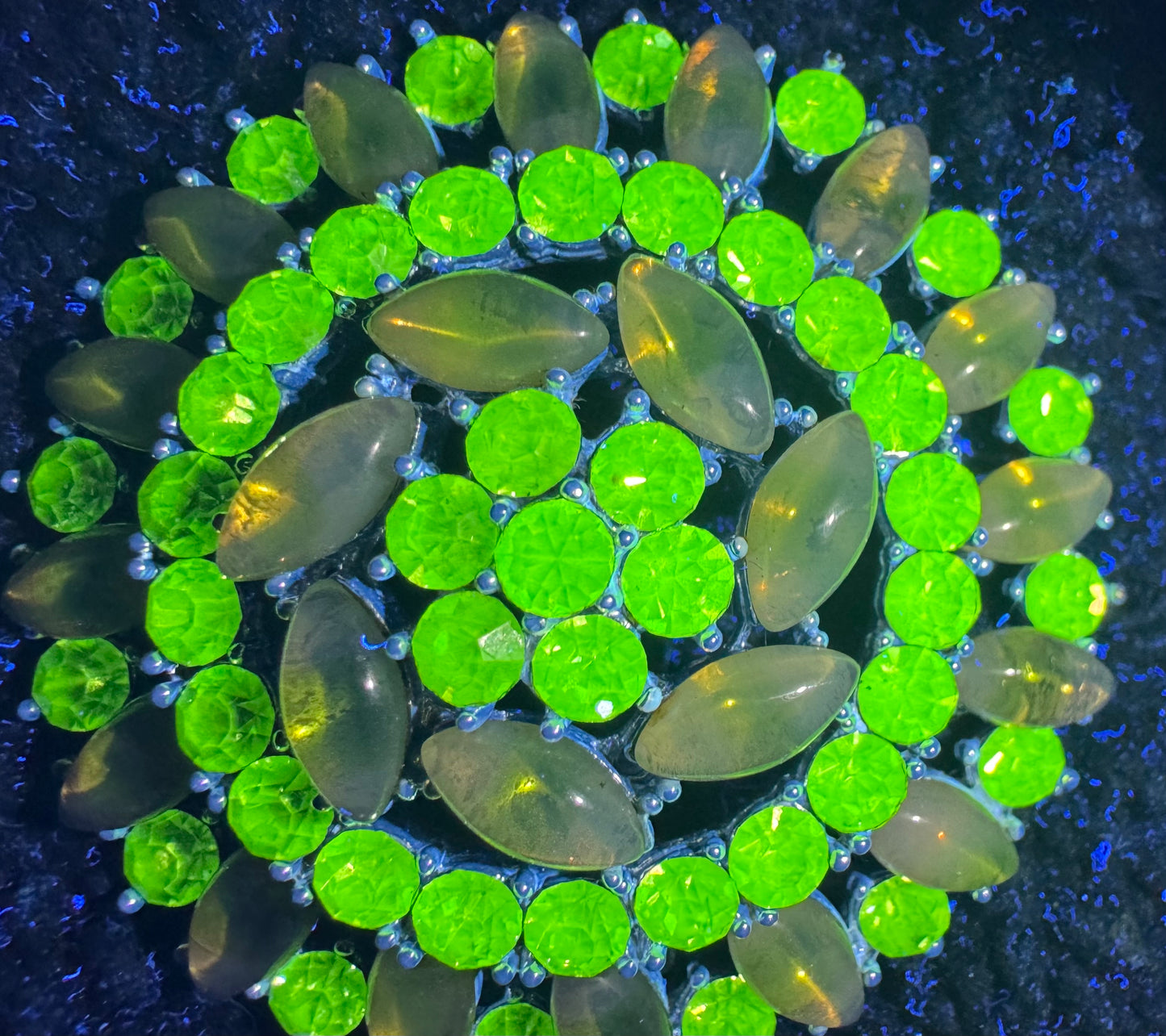 wow, Factor vintage uranium signed Weiss brooch with green rhinestones