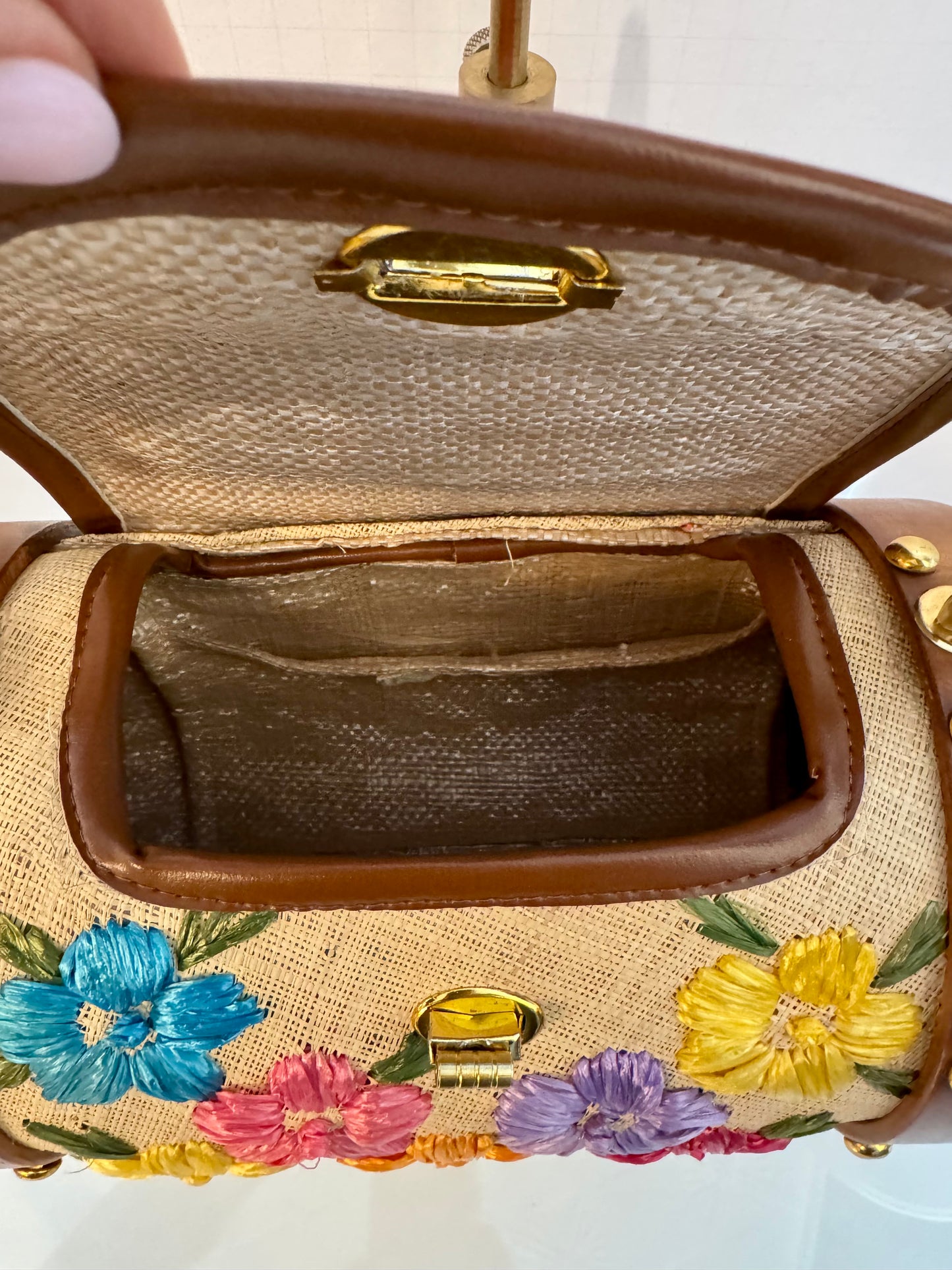 Stunning vintage flower handbag with wood sides