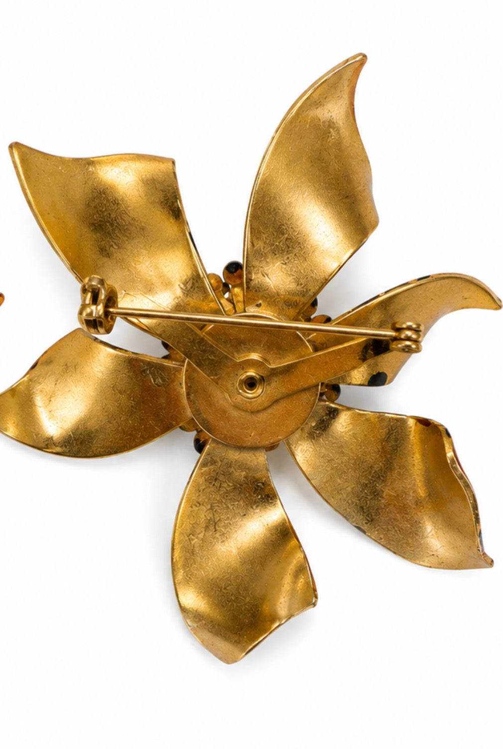 1970s flower brooch with black enamel and gold tone