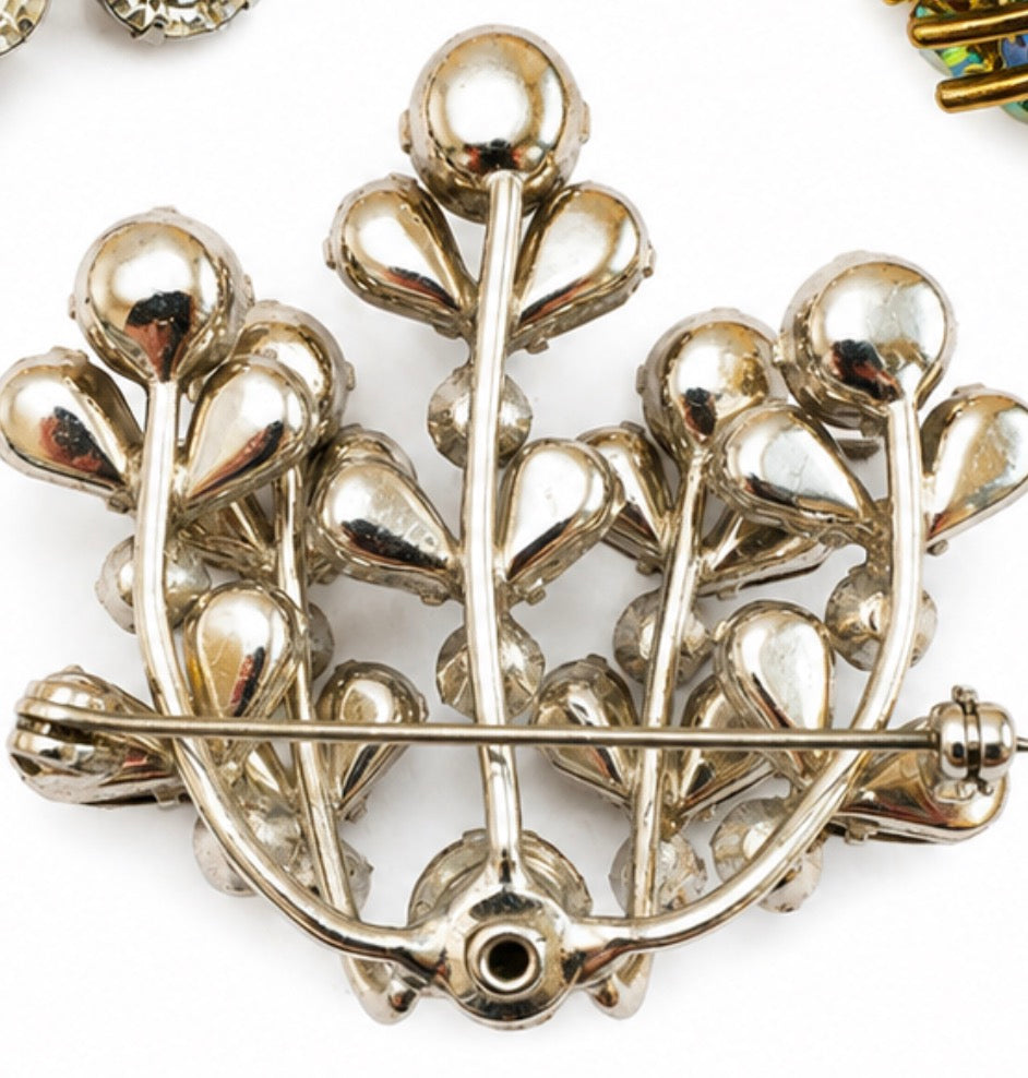 Weiss signed 1950s rhinestone 3 D brooch