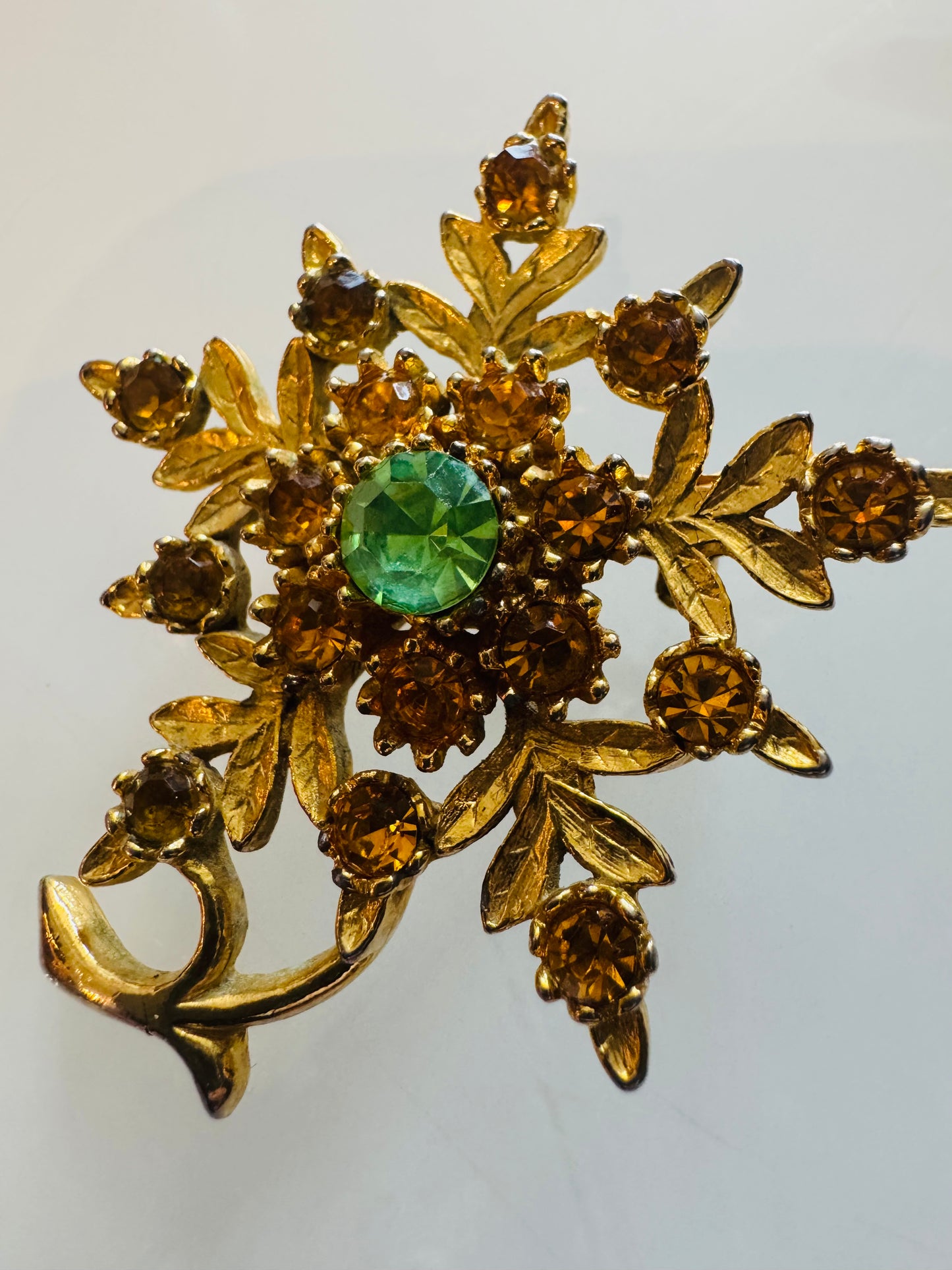 Love this 1940s flower brooch even more once I realized the Centerstone is uranium