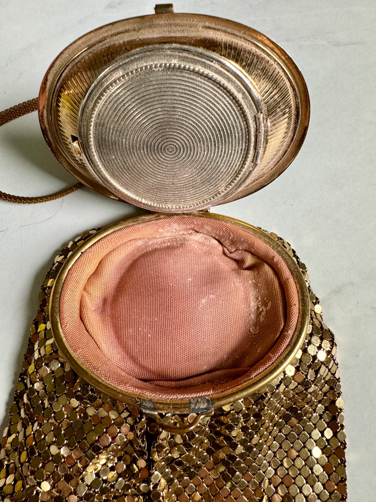 Stunning 1940's vintage mesh powder chatelaine compact purse with enamel top