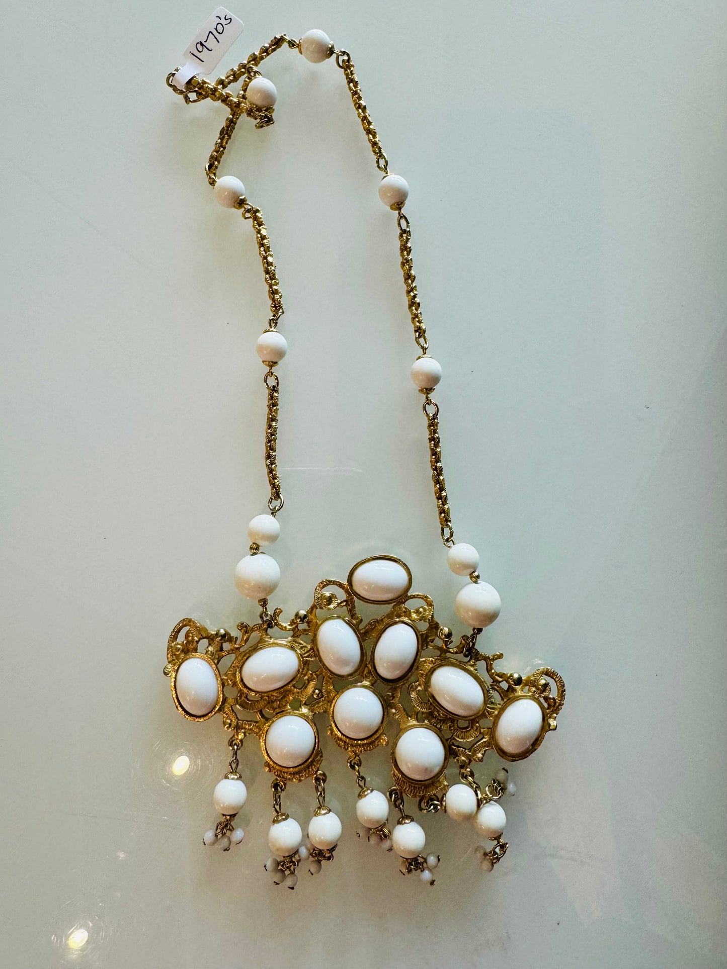 Wow factor! White and gold tone 1970s jumbo bead pendant necklace