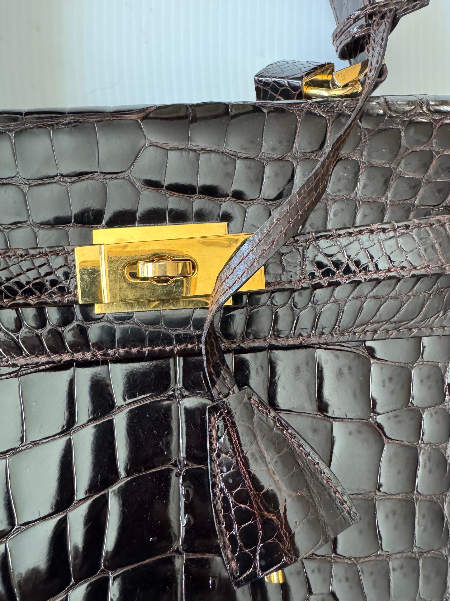 Vintage dark brown authentic alligator bag by OLOP. Beautiful condition from the 1980s. comes with a Crossbody strap.