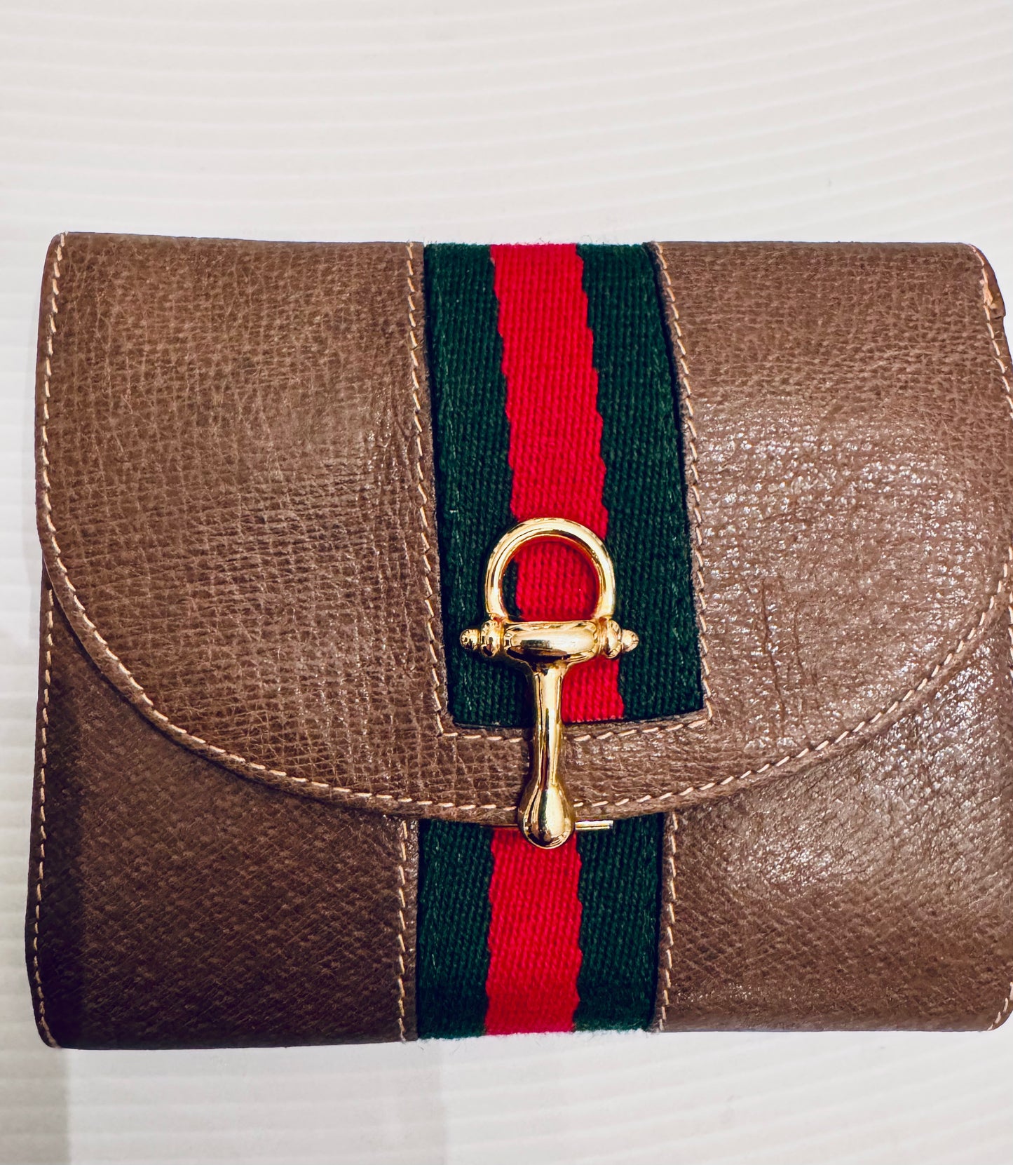 Vintage Gucci brown leather wallet with signature ribbon and gold horsebiy closure