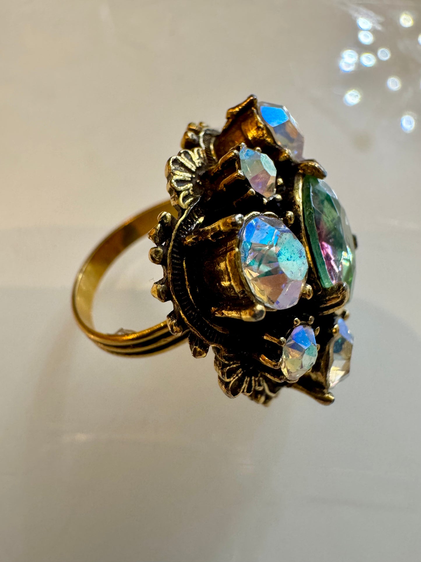 Beautiful 1950s ring with aurora borealis