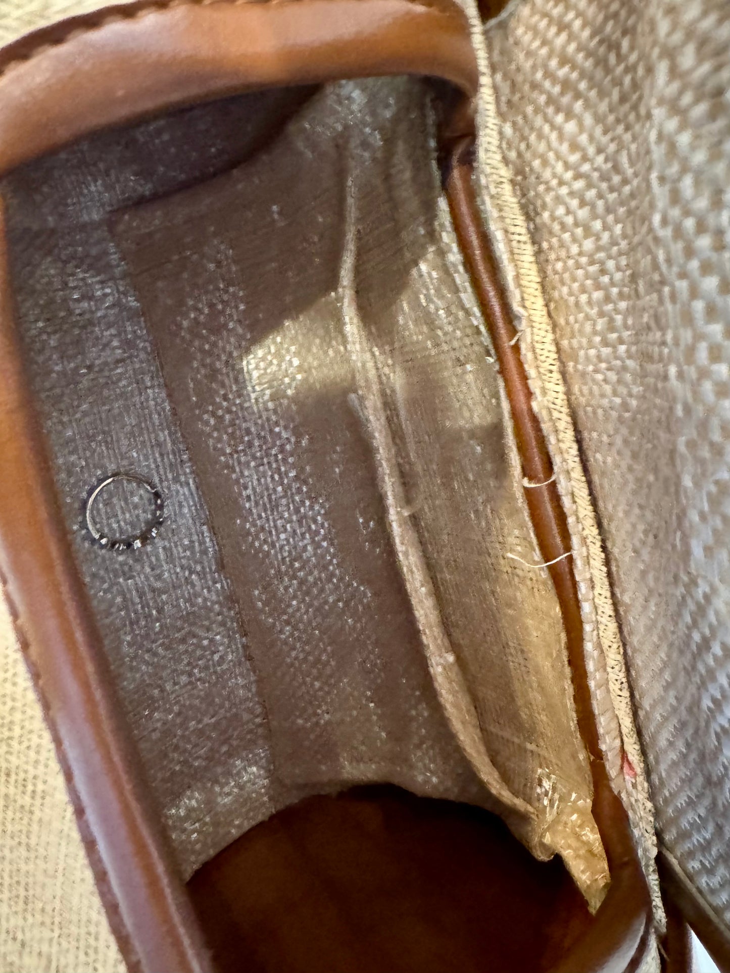 Stunning vintage flower handbag with wood sides